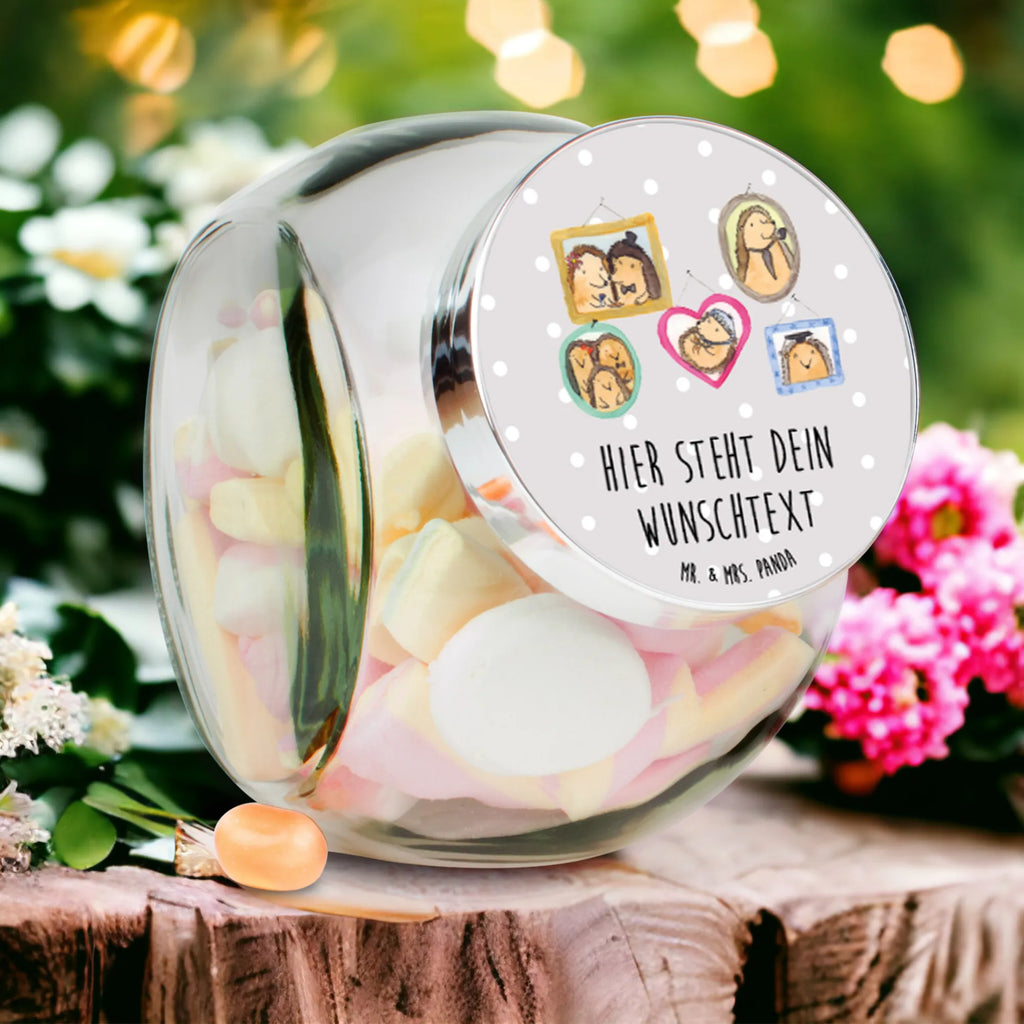 Personalisiertes Bonbonglas Igel Familie Bonbonglas Mit Deckel Und Gravur, Bonbonglas Party Mit Wunschtext, Naschdose Mit Namen, Bonbonglas Mit Namen, Bonbonglas Für Kinder Mit Namen, Glasbehälter Für Naschzeug Mit Gravur, Bonbonglas Mit Schraubdeckel Und Wunschtext, Glas Für Bonbons Mit Namen, Leckerliglas Mit Wunschtext, Naschglas Mit Wunschtext, Süßigkeitenglas Mit Wunschtext, Bonbonglas Vintage Mit Wunschtext, Glasdose Für Bonbons Personalisiert, Bonbonglas Mit Korken Und Namen, Aufbewahrungsglas Für Süßes Mit Namen, Personalisiertes Bonbonglas, Bonbonglas Bedruckt, Bonbonglas Für Erwachsene Personalisiert, Vorratsdose Für Süßigkeiten Mit Gravur, Geschenkglas Für Süßes Mit Wunschtext, Vorratsglas Für Süßigkeiten Personalisiert, Bonbonglas Selbst Gestalten, Bonbonglas Graviert, Glas Für Naschkatzen Mit Wunschtext, Bonbonglas Mit Wunschtext, Bonbonglas Küche Mit Gravur, Deko Bonbonglas Mit Gravur, Bonbonglas Mit Spruch, Candyglas Mit Gravur, Bonbonglas Retro Mit Namen, Bonbonglas Als Geschenk Personalisiert, Bonboniere Mit Gravur, Bonbonglas Mit Liebevollem Spruch, Familie, Vatertag, Muttertag, Bruder, Schwester, Mama, Papa, Oma, Opa, Zusammenhalt, Bilder, Glück, Liebe, Igel