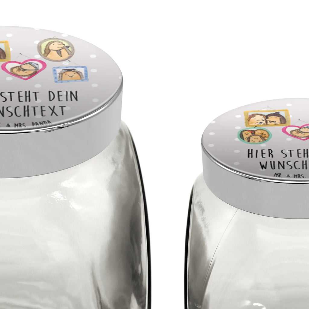Personalisiertes Bonbonglas Igel Familie Bonbonglas Mit Deckel Und Gravur, Bonbonglas Party Mit Wunschtext, Naschdose Mit Namen, Bonbonglas Mit Namen, Bonbonglas Für Kinder Mit Namen, Glasbehälter Für Naschzeug Mit Gravur, Bonbonglas Mit Schraubdeckel Und Wunschtext, Glas Für Bonbons Mit Namen, Leckerliglas Mit Wunschtext, Naschglas Mit Wunschtext, Süßigkeitenglas Mit Wunschtext, Bonbonglas Vintage Mit Wunschtext, Glasdose Für Bonbons Personalisiert, Bonbonglas Mit Korken Und Namen, Aufbewahrungsglas Für Süßes Mit Namen, Personalisiertes Bonbonglas, Bonbonglas Bedruckt, Bonbonglas Für Erwachsene Personalisiert, Vorratsdose Für Süßigkeiten Mit Gravur, Geschenkglas Für Süßes Mit Wunschtext, Vorratsglas Für Süßigkeiten Personalisiert, Bonbonglas Selbst Gestalten, Bonbonglas Graviert, Glas Für Naschkatzen Mit Wunschtext, Bonbonglas Mit Wunschtext, Bonbonglas Küche Mit Gravur, Deko Bonbonglas Mit Gravur, Bonbonglas Mit Spruch, Candyglas Mit Gravur, Bonbonglas Retro Mit Namen, Bonbonglas Als Geschenk Personalisiert, Bonboniere Mit Gravur, Bonbonglas Mit Liebevollem Spruch, Familie, Vatertag, Muttertag, Bruder, Schwester, Mama, Papa, Oma, Opa, Zusammenhalt, Bilder, Glück, Liebe, Igel