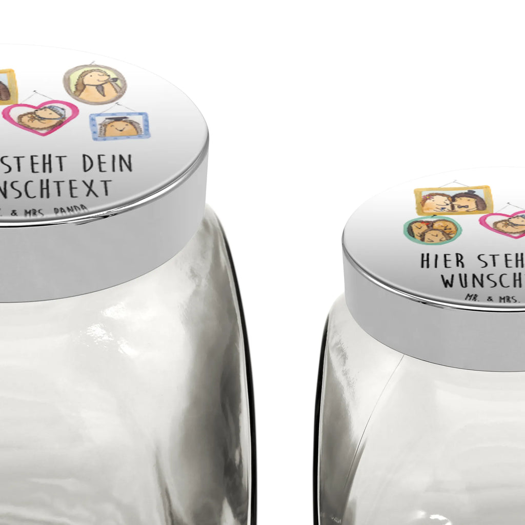 Personalisiertes Bonbonglas Igel Familie Bonbonglas Mit Deckel Und Gravur, Bonbonglas Party Mit Wunschtext, Naschdose Mit Namen, Bonbonglas Mit Namen, Bonbonglas Für Kinder Mit Namen, Glasbehälter Für Naschzeug Mit Gravur, Bonbonglas Mit Schraubdeckel Und Wunschtext, Glas Für Bonbons Mit Namen, Leckerliglas Mit Wunschtext, Naschglas Mit Wunschtext, Süßigkeitenglas Mit Wunschtext, Bonbonglas Vintage Mit Wunschtext, Glasdose Für Bonbons Personalisiert, Bonbonglas Mit Korken Und Namen, Aufbewahrungsglas Für Süßes Mit Namen, Personalisiertes Bonbonglas, Bonbonglas Bedruckt, Bonbonglas Für Erwachsene Personalisiert, Vorratsdose Für Süßigkeiten Mit Gravur, Geschenkglas Für Süßes Mit Wunschtext, Vorratsglas Für Süßigkeiten Personalisiert, Bonbonglas Selbst Gestalten, Bonbonglas Graviert, Glas Für Naschkatzen Mit Wunschtext, Bonbonglas Mit Wunschtext, Bonbonglas Küche Mit Gravur, Deko Bonbonglas Mit Gravur, Bonbonglas Mit Spruch, Candyglas Mit Gravur, Bonbonglas Retro Mit Namen, Bonbonglas Als Geschenk Personalisiert, Bonboniere Mit Gravur, Bonbonglas Mit Liebevollem Spruch, Familie, Vatertag, Muttertag, Bruder, Schwester, Mama, Papa, Oma, Opa, Zusammenhalt, Bilder, Glück, Liebe, Igel