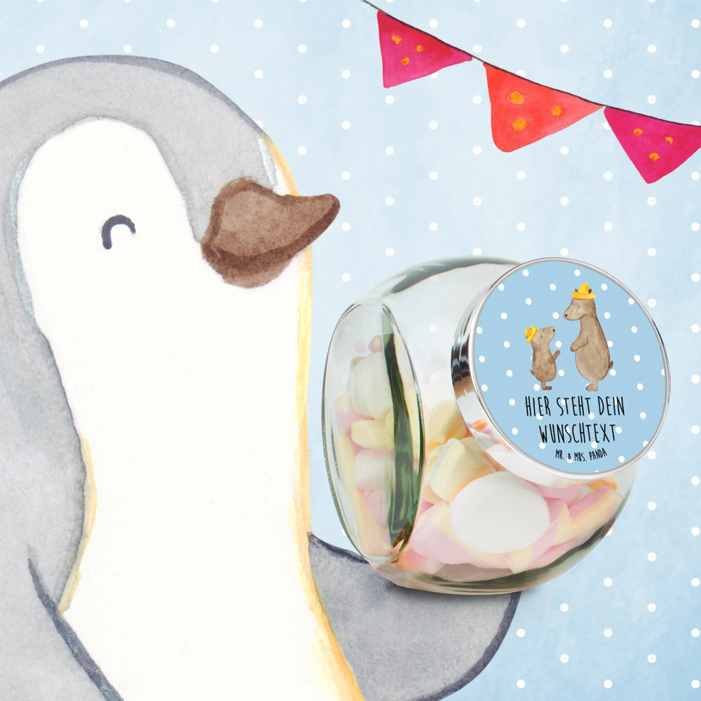 Personalisiertes Bonbonglas Bären mit Hut Süßigkeitenglas Mit Wunschtext, Bonbonglas Retro Mit Namen, Bonbonglas Party Mit Wunschtext, Deko Bonbonglas Mit Gravur, Bonbonglas Küche Mit Gravur, Bonbonglas Mit Korken Und Namen, Bonbonglas Mit Schraubdeckel Und Wunschtext, Personalisiertes Bonbonglas, Bonbonglas Selbst Gestalten, Bonbonglas Mit Namen, Bonbonglas Graviert, Glas Für Bonbons Mit Namen, Vorratsglas Für Süßigkeiten Personalisiert, Bonbonglas Für Erwachsene Personalisiert, Bonbonglas Mit Spruch, Geschenkglas Für Süßes Mit Wunschtext, Glasbehälter Für Naschzeug Mit Gravur, Naschdose Mit Namen, Bonbonglas Mit Wunschtext, Bonbonglas Für Kinder Mit Namen, Bonbonglas Vintage Mit Wunschtext, Bonbonglas Bedruckt, Glasdose Für Bonbons Personalisiert, Vorratsdose Für Süßigkeiten Mit Gravur, Bonbonglas Als Geschenk Personalisiert, Bonbonglas Mit Liebevollem Spruch, Leckerliglas Mit Wunschtext, Glas Für Naschkatzen Mit Wunschtext, Bonboniere Mit Gravur, Bonbonglas Mit Deckel Und Gravur, Aufbewahrungsglas Für Süßes Mit Namen, Candyglas Mit Gravur, Naschglas Mit Wunschtext, Papa, Vatertag, Muttertag, Oma, Opa, Familie, Schwester, Mama, Bruder, Daddy, Sohn, Bären, Söhne, Papi, Kind, Vorbild, Dad, Family, Paps, Vater, Lieblingsmensch, Kinder, Bär, Vater-Sohn