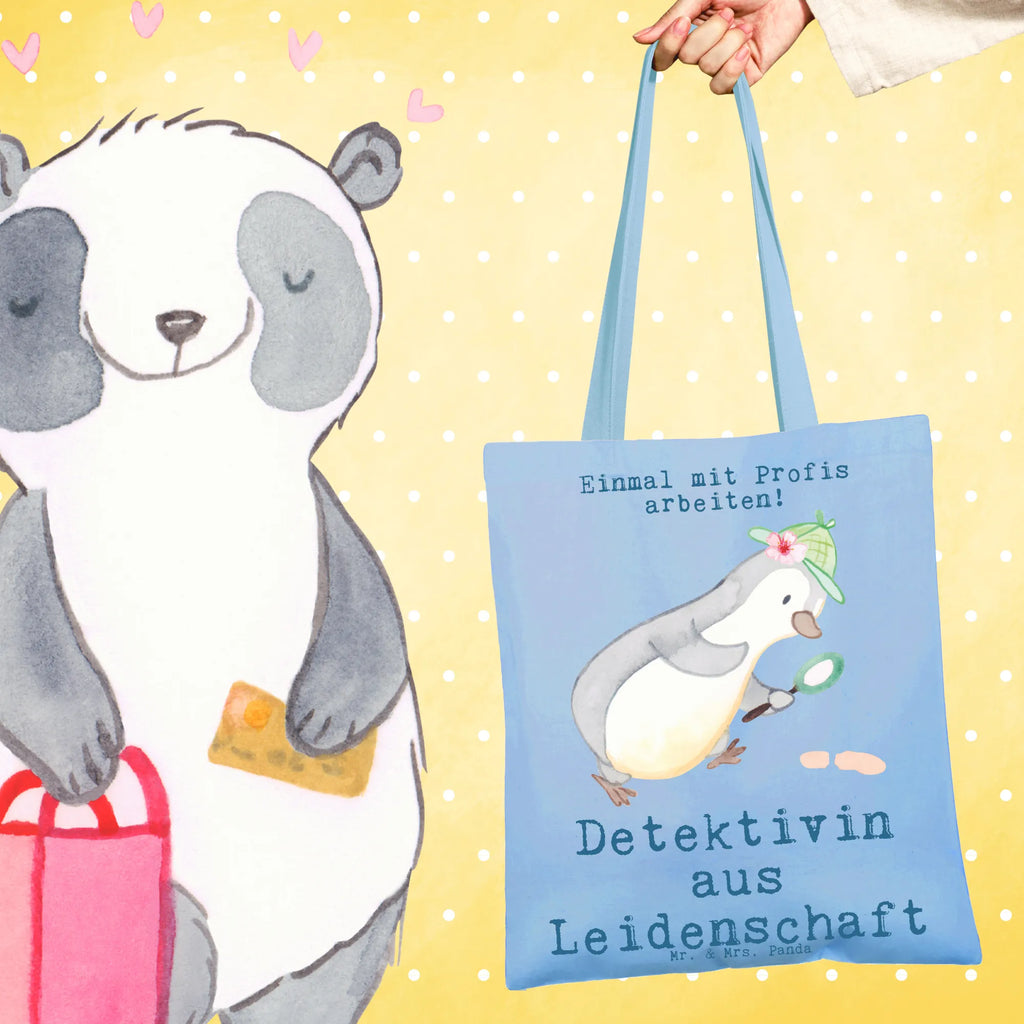 Tragetasche Detektivin aus Leidenschaft Stoffbeutel, canvas tasche, festival tasche, Shopper, schulterbeutel, Einkaufsbeutel, campus tasche, schultertasche baumwolle, Unitasche, Tüte, umhängetasche baumwolle, Tragetasche, baumwoll shopper, festivaltasche, universaltasche, Einkaufstasche, Baumwoll-Tragetasche, tragetasche baumwolle, Tasche, Baumwoll-Shopper, Einkaufstüte, Freizeittasche, Baumwolltasche, Henkeltasche, henkeltasche baumwolle, einkaufsshopper, Jutebeutel, einkaufstasche baumwolle, Alltagstasche, freizeitbeutel, tasche baumwolle, Büchertasche, Stofftasche, Uni Tasche, Stoff-Tragetasche, Shopping Tasche, studententasche, dokumententasche, Jutetasche, Schultertasche, Laptoptasche, totebag, stofftasche baumwolle, tragbeutel, Umhängetasche, Baumwollbeutel, Schultasche, beutel baumwolle, Beutel, Strandtasche, stoff shopper, Tote Bag, umhängebeutel, textiltasche, textilbeutel, Schulbeutel, Jubiläum, Danke, Kollegin, Arbeitskollege, Mitarbeiter, Firma, Rente, Kollege, Schenken, Beruf, Abschied, Ausbildung, Geschenk, Dankeschön, Detektivin, Detektivausbildung, Berufsdetektivin, Wirtschaftsdetektei, Spurensuche, Agentin, Privatdetektei, Ermittlerin