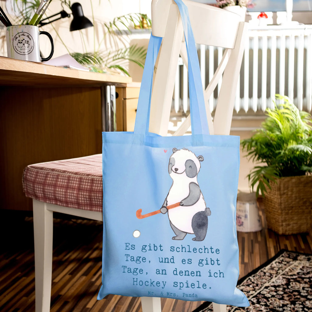 Tragetasche Panda Hockey spielen Beutel, Tasche, Jutetasche, Umhängetasche, Stoffbeutel, Strandtasche, Einkaufstüte, Beuteltasche, Einkaufstasche, Laptoptasche, Badetasche, Shopper, Stofftasche, Jutebeutel, Tragetasche, Schultertasche, Geschenk, Sport, Sportart, Hobby, Schenken, Danke, Dankeschön, Auszeichnung, Gewinn, Sportler, Feldhockey, Hockey spielen, Hockey Verein, Hockeyschläger