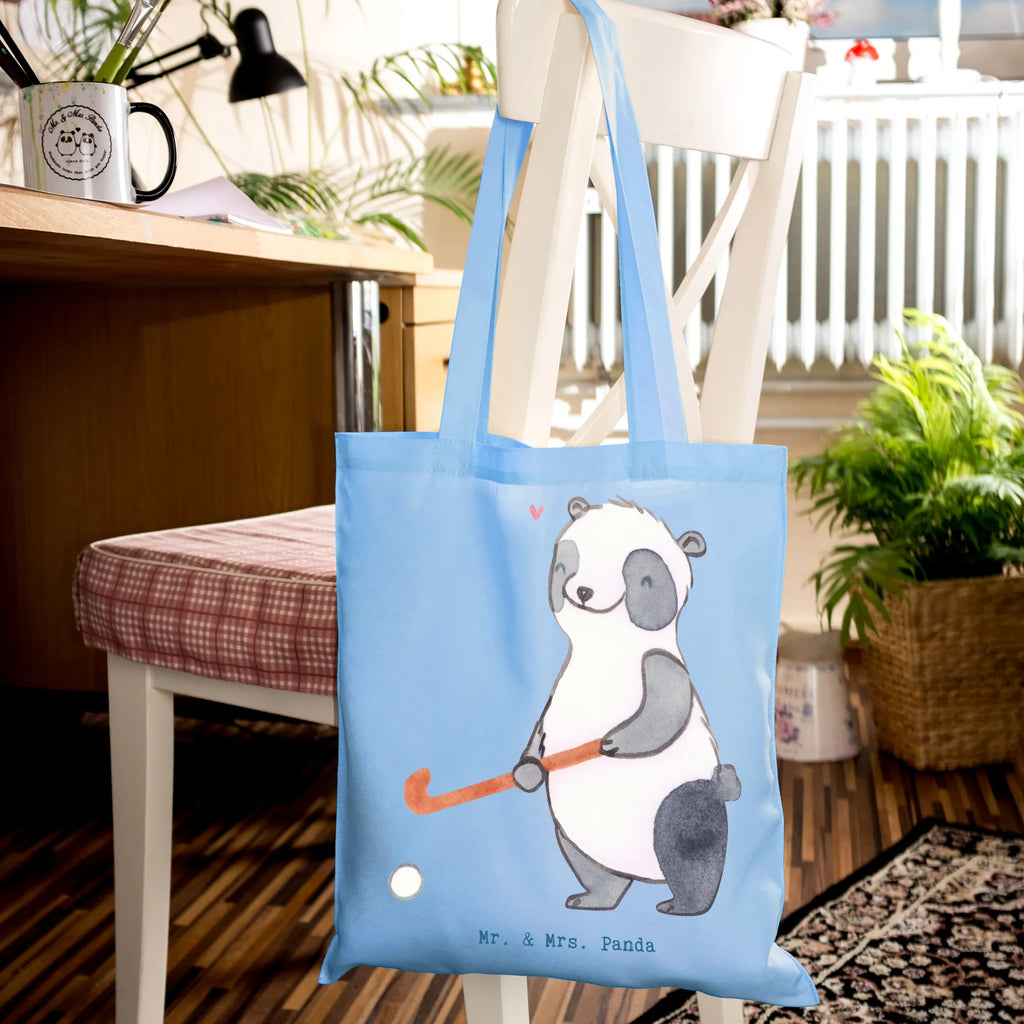 Tragetasche Panda Hockey spielen Beutel, Tasche, Jutetasche, Umhängetasche, Stoffbeutel, Strandtasche, Einkaufstüte, Beuteltasche, Einkaufstasche, Laptoptasche, Badetasche, Shopper, Stofftasche, Jutebeutel, Tragetasche, Schultertasche, Geschenk, Sport, Sportart, Hobby, Schenken, Danke, Dankeschön, Auszeichnung, Gewinn, Sportler, Feldhockey, Hockey spielen, Hockey Verein, Hockeyschläger