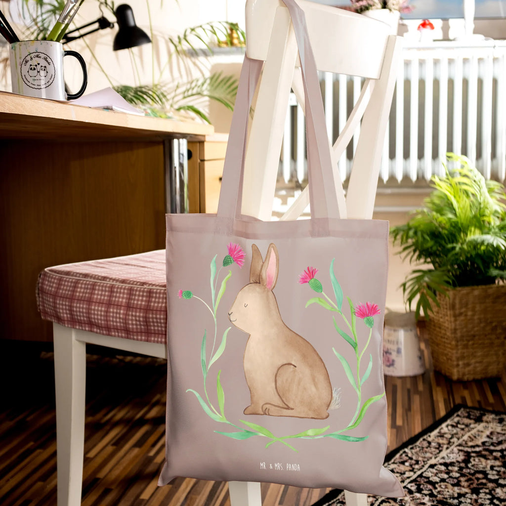 Tragetasche Hase Sitzen Stofftasche, Beutel, Jutetasche, Shopper, Badetasche, Schultertasche, Jutebeutel, Tragetasche, Umhängetasche, Stoffbeutel, Tasche, Einkaufstasche, Strandtasche, Laptoptasche, Beuteltasche, Einkaufstüte, Ostern, Osterhase, Ostergeschenke, Osternest, Osterdeko, Geschenke zu Ostern, Ostern Geschenk, Ostergeschenke Kinder, Ostern Kinder, Grüße, Liebe, Ostergrüße, Frohe Ostern, Osterblume, Kaninchen, Hase