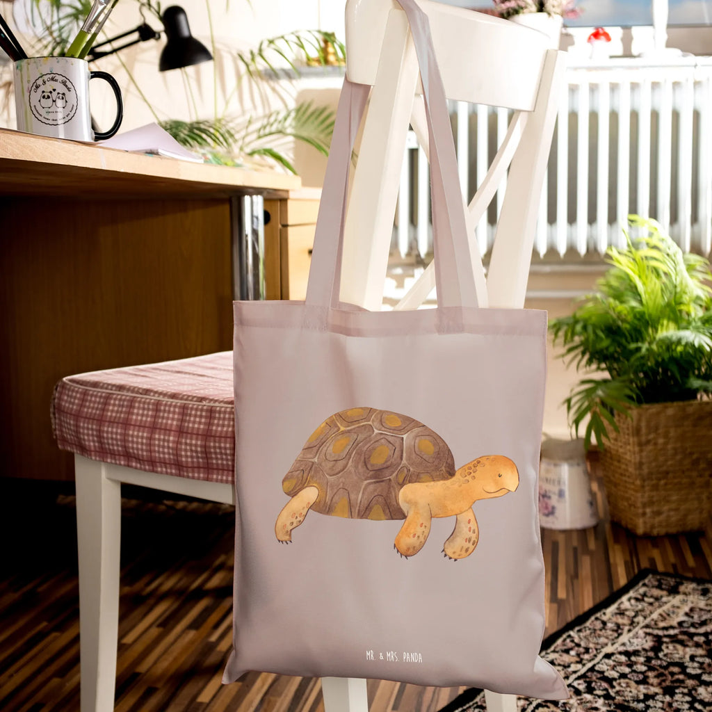 Tragetasche Schildkröte Marschieren dokumententasche, Jutetasche, henkeltasche baumwolle, Stoff-Tragetasche, Henkeltasche, totebag, Freizeittasche, Schultasche, Beutel, Tasche, Schulbeutel, umhängetasche baumwolle, Jutebeutel, Einkaufstasche, festivaltasche, Shopping Tasche, umhängebeutel, canvas tasche, Tote Bag, universaltasche, Baumwoll-Shopper, Baumwollbeutel, einkaufsshopper, Einkaufsbeutel, Büchertasche, campus tasche, Tüte, Uni Tasche, schultertasche baumwolle, Baumwoll-Tragetasche, Schultertasche, stoff shopper, tragbeutel, tragetasche baumwolle, Stofftasche, Unitasche, schulterbeutel, Alltagstasche, Shopper, Umhängetasche, Laptoptasche, textiltasche, beutel baumwolle, festival tasche, baumwoll shopper, Stoffbeutel, Einkaufstüte, freizeitbeutel, stofftasche baumwolle, tasche baumwolle, textilbeutel, einkaufstasche baumwolle, studententasche, Baumwolltasche, Tragetasche, Strandtasche, Urlaub, Meerestiere, Meer, Neustart, Motivation, Get Lost, Abenteuer, Reiselust, Schildkröten, Inspiration, Schildkröte, Lieblingsmensch
