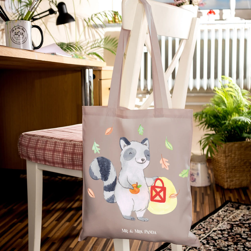 Tragetasche Waschbär Laterne Jutebeutel, Tasche, Einkaufstüte, shopping tasche, Shopper, unitasche, Badetasche, Einkaufsbeutel, Tüte, Stoffbeutel, büchertasche, Schultertasche, Strandtasche, Schultasche, Einkaufstasche, Laptoptasche, Tragetasche, tote bag, Jutetasche, Beutel, Henkeltasche, uni tasche, Stofftasche, Leinentasche, baumwollbeutel, bedruckte tasche, Alltagstasche, Statementbeutel, Beuteltasche, Baumwolltasche, Umhängetasche, Halloween, Martinssingen, Dekoration, Deko, Schenken, Geschenke, Herbst, Waschbär, Süßes sonst gibt's saures, Laterne, Trick or Treat, Halloween Deko