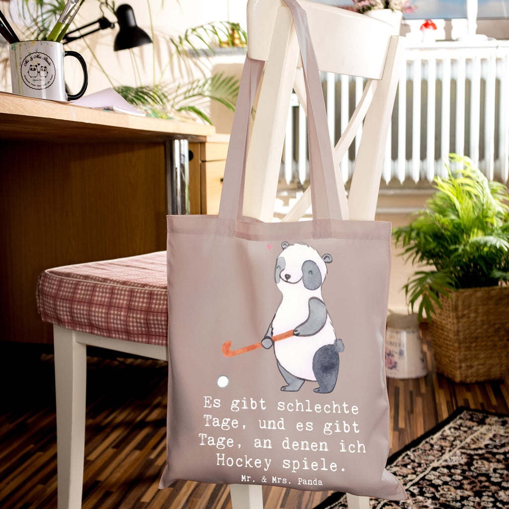 Tragetasche Panda Hockey spielen Beutel, Tasche, Jutetasche, Umhängetasche, Stoffbeutel, Strandtasche, Einkaufstüte, Beuteltasche, Einkaufstasche, Laptoptasche, Badetasche, Shopper, Stofftasche, Jutebeutel, Tragetasche, Schultertasche, Geschenk, Sport, Sportart, Hobby, Schenken, Danke, Dankeschön, Auszeichnung, Gewinn, Sportler, Feldhockey, Hockey spielen, Hockey Verein, Hockeyschläger
