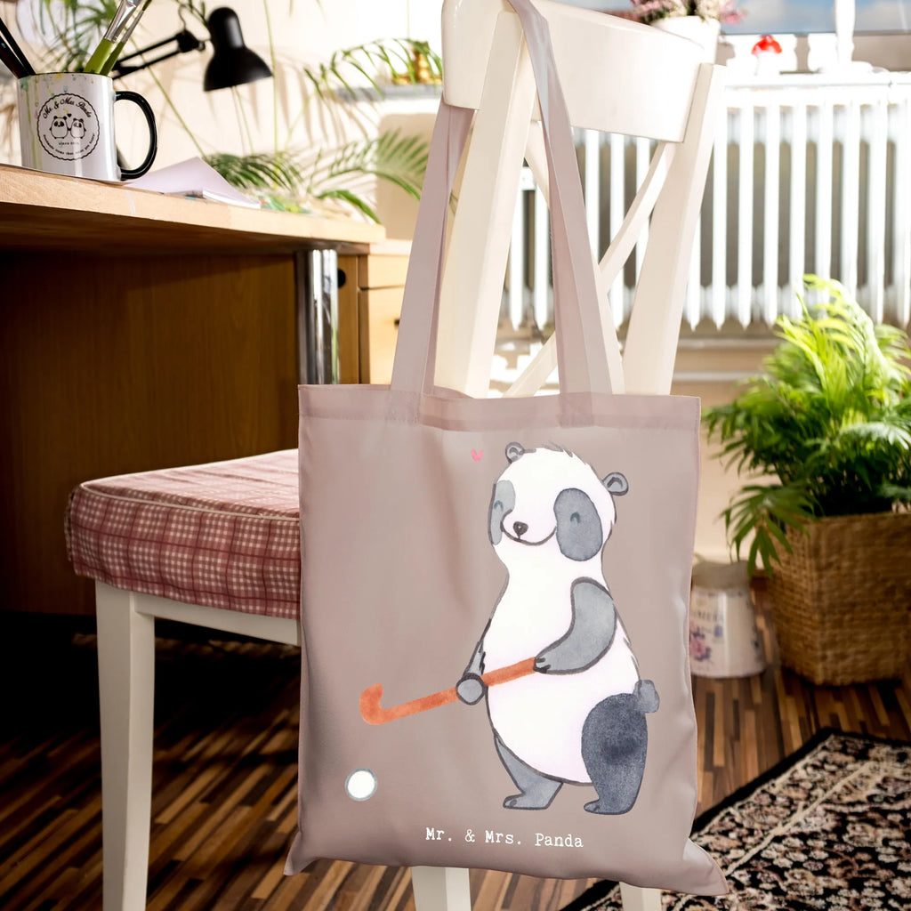 Tragetasche Panda Hockey spielen Beutel, Tasche, Jutetasche, Umhängetasche, Stoffbeutel, Strandtasche, Einkaufstüte, Beuteltasche, Einkaufstasche, Laptoptasche, Badetasche, Shopper, Stofftasche, Jutebeutel, Tragetasche, Schultertasche, Geschenk, Sport, Sportart, Hobby, Schenken, Danke, Dankeschön, Auszeichnung, Gewinn, Sportler, Feldhockey, Hockey spielen, Hockey Verein, Hockeyschläger