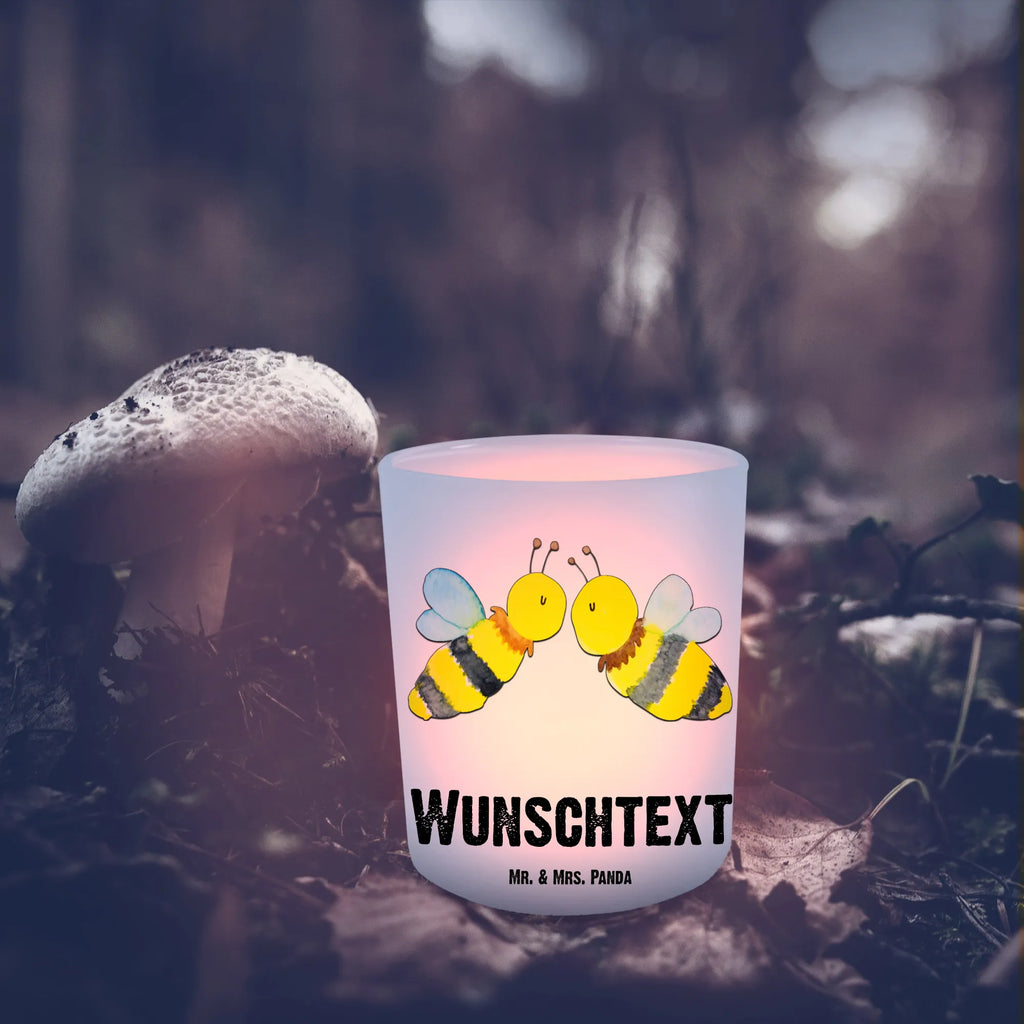 Personalisiertes Windlicht Biene Liebe Teelichthalter mit Namen, Windlicht Dekoration mit Namen, Windlicht Garten mit Namen, Teelichthalter für draußen selber gestalten, Windlicht Outdoor, Teelichthalter mit Wunschtext, Windlicht Nachhaltig, Windlicht mit Namen, Windlicht Klein, Windlicht Modern, Windlicht Terrasse, Windlichter mit Namen, Windlicht Skandinavisch, Windlicht Laterne, Windlicht Boho, Windlicht Kerzenhalter, Windlicht Vintage mit Namen, Windlicht Balkon, Windlicht Glas mit Wunschtext, Windlicht Handgemacht, Windlicht Romantisch, Windlicht Groß, Windlicht Für Draußen, Teelicht Glas mit Namen, Teelichthalter Outdoor mit Namen, Windlicht Draußen selber gestalten, Windlicht Geschenk, Windlicht Wohnzimmer, Windlicht Design, Biene, Wespe, Hummel