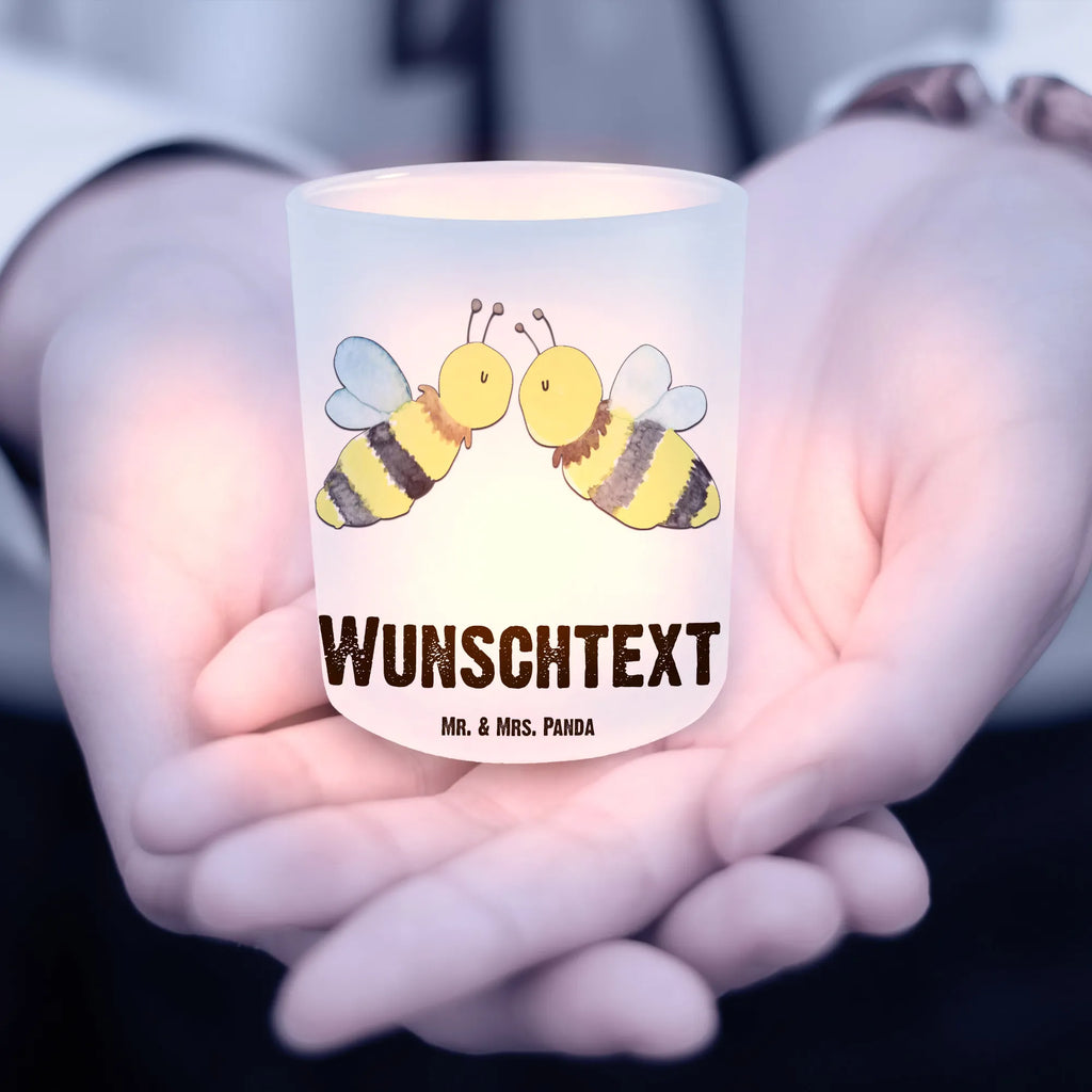 Personalisiertes Windlicht Biene Liebe Teelichthalter mit Namen, Windlicht Dekoration mit Namen, Windlicht Garten mit Namen, Teelichthalter für draußen selber gestalten, Windlicht Outdoor, Teelichthalter mit Wunschtext, Windlicht Nachhaltig, Windlicht mit Namen, Windlicht Klein, Windlicht Modern, Windlicht Terrasse, Windlichter mit Namen, Windlicht Skandinavisch, Windlicht Laterne, Windlicht Boho, Windlicht Kerzenhalter, Windlicht Vintage mit Namen, Windlicht Balkon, Windlicht Glas mit Wunschtext, Windlicht Handgemacht, Windlicht Romantisch, Windlicht Groß, Windlicht Für Draußen, Teelicht Glas mit Namen, Teelichthalter Outdoor mit Namen, Windlicht Draußen selber gestalten, Windlicht Geschenk, Windlicht Wohnzimmer, Windlicht Design, Biene, Wespe, Hummel