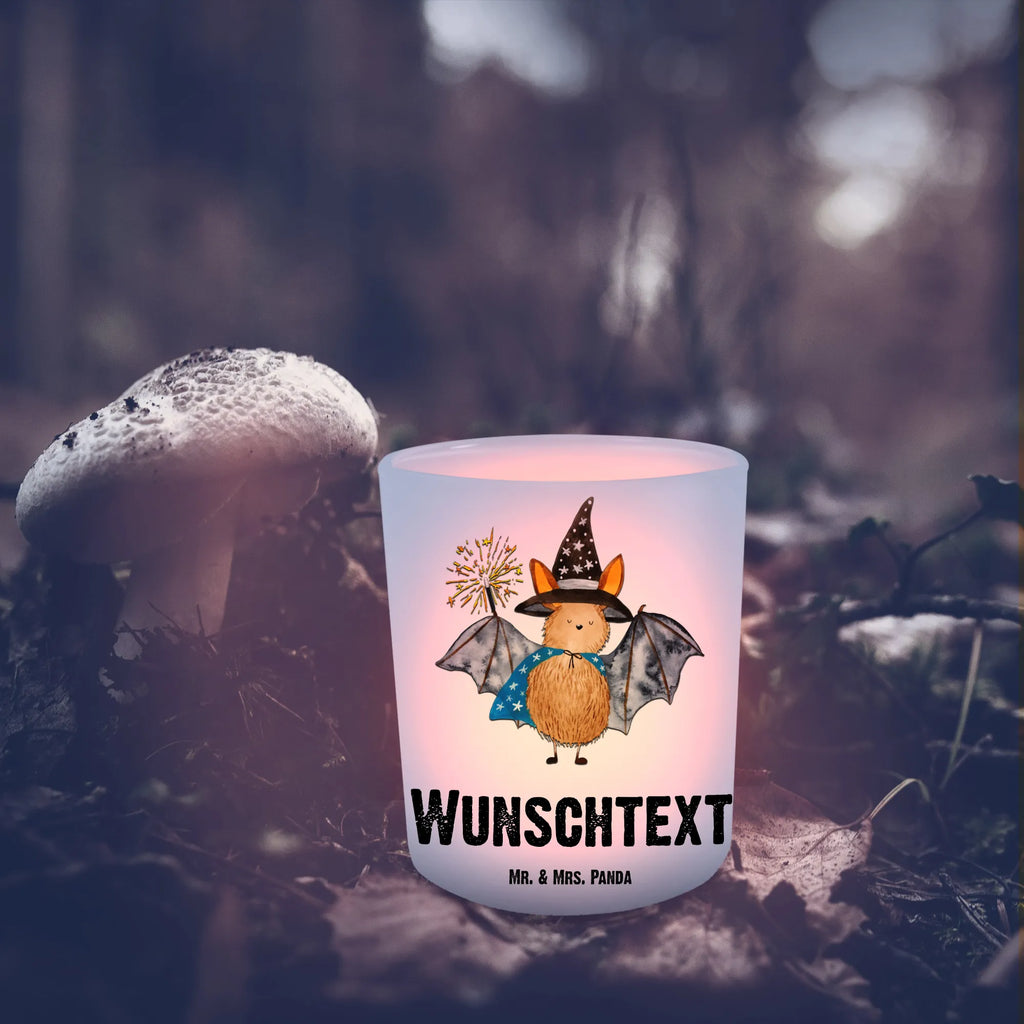 Personalisiertes Windlicht Fledermaus Zauberer Teelichthalter Outdoor mit Namen, Windlicht Terrasse, Windlicht Garten mit Namen, Windlicht Nachhaltig, Windlicht Klein, Windlicht Boho, Windlicht Groß, Windlicht Modern, Windlicht mit Namen, Windlicht Für Draußen, Windlicht Balkon, Windlicht Vintage mit Namen, Windlicht Handgemacht, Windlicht Wohnzimmer, Windlicht Design, Windlicht Romantisch, Windlicht Dekoration mit Namen, Windlichter mit Namen, Windlicht Geschenk, Windlicht Laterne, Windlicht Skandinavisch, Windlicht Glas mit Wunschtext, Windlicht Kerzenhalter, Teelichthalter für draußen selber gestalten, Teelichthalter mit Namen, Windlicht Draußen selber gestalten, Teelicht Glas mit Namen, Teelichthalter mit Wunschtext, Windlicht Outdoor, Tiermotive, Gute Laune, lustige Sprüche, Tiere, Magier, Fledermäuse, Zauberer, Fledermaus, Frauen, reinsteigern