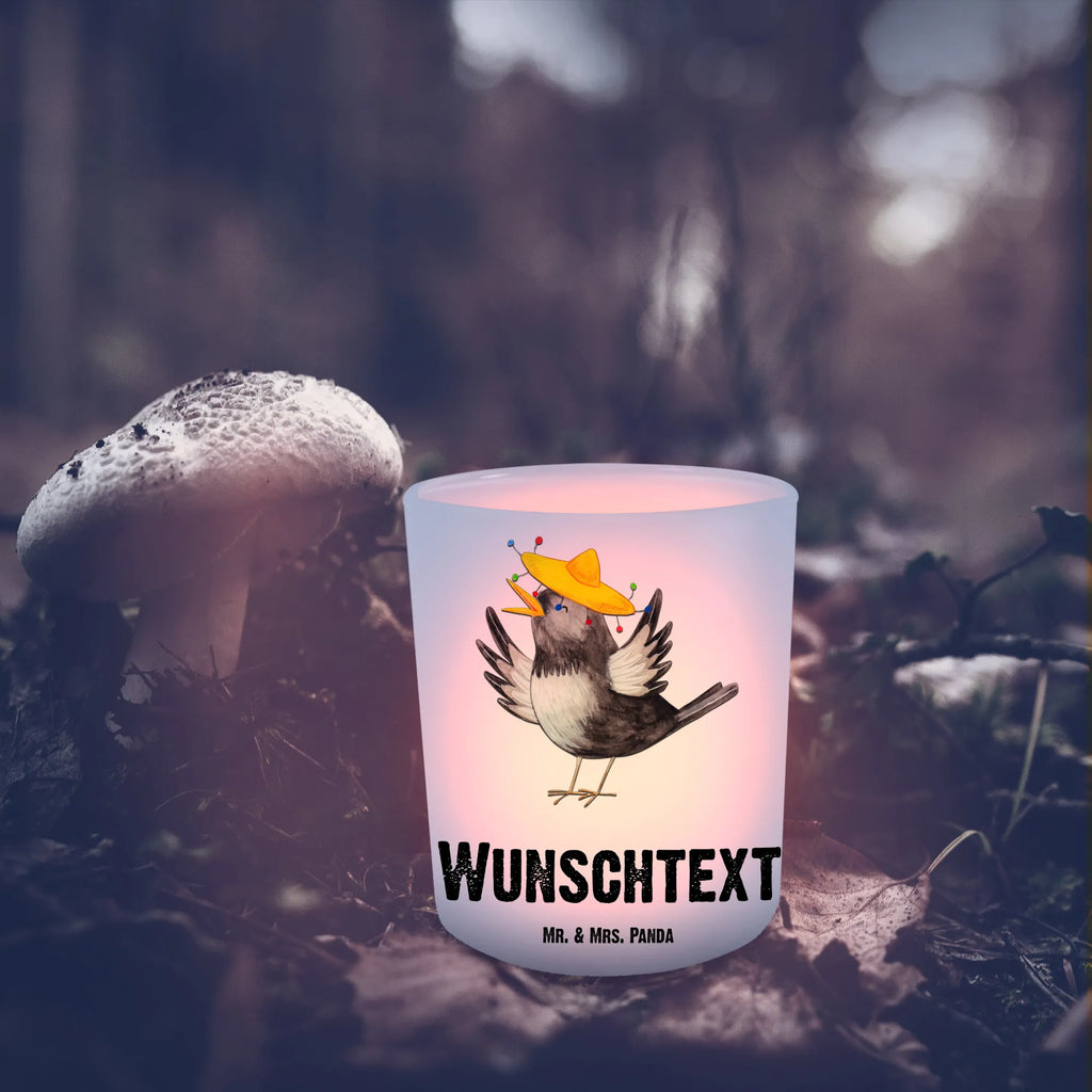 Personalisiertes Windlicht Rabe Sombrero Windlicht Romantisch, Windlicht Skandinavisch, Windlicht Design, Windlicht Wohnzimmer, Windlichter mit Namen, Teelichthalter mit Wunschtext, Windlicht Dekoration mit Namen, Windlicht Kerzenhalter, Windlicht Draußen selber gestalten, Teelichthalter für draußen selber gestalten, Windlicht mit Namen, Windlicht Laterne, Windlicht Modern, Windlicht Garten mit Namen, Windlicht Für Draußen, Windlicht Vintage mit Namen, Windlicht Terrasse, Windlicht Outdoor, Teelichthalter Outdoor mit Namen, Teelicht Glas mit Namen, Windlicht Geschenk, Teelichthalter mit Namen, Windlicht Boho, Windlicht Groß, Windlicht Nachhaltig, Windlicht Balkon, Windlicht Glas mit Wunschtext, Windlicht Handgemacht, Windlicht Klein, Tiermotive, Gute Laune, lustige Sprüche, Tiere, froh, Vogel, Spruch positiv, Glück Spruch, Vögel, Motivation, Elster, Rabe, glücklich sein, fröhlich sein