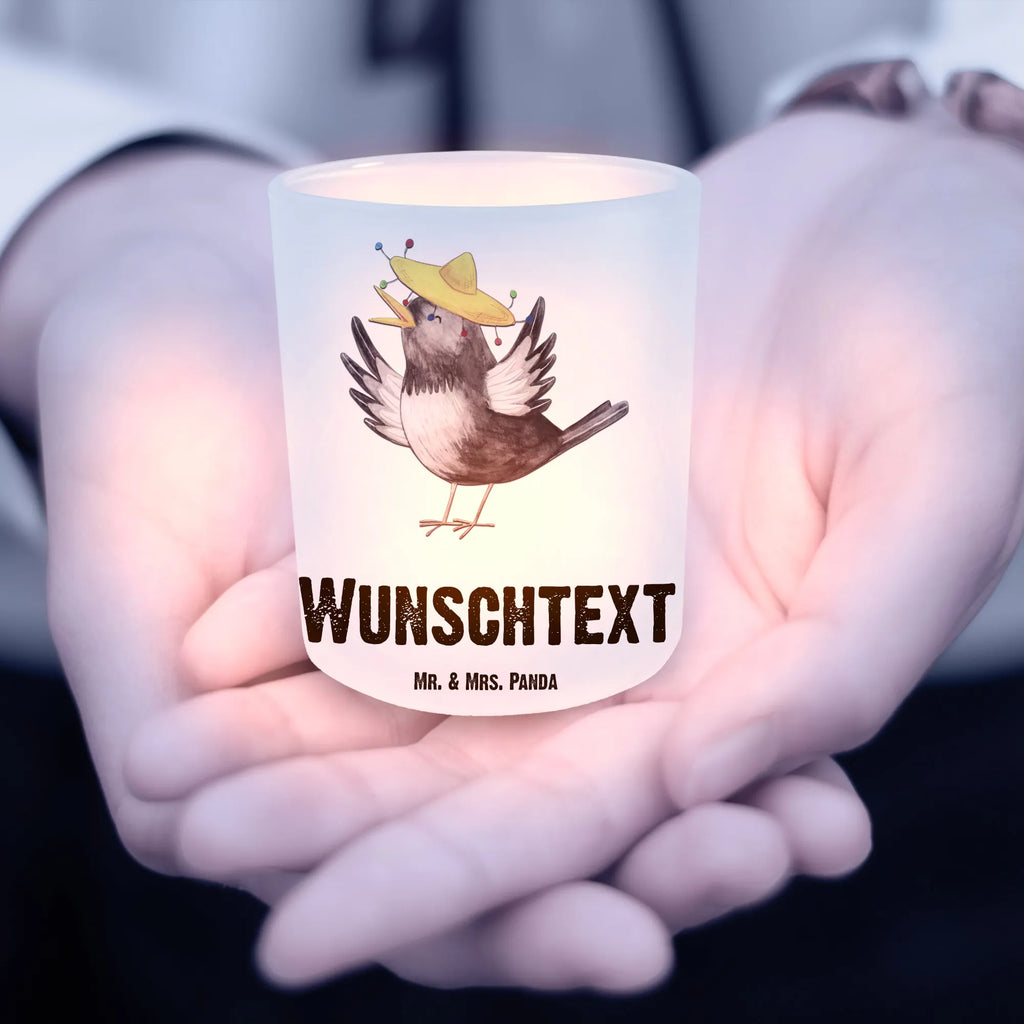 Personalisiertes Windlicht Rabe Sombrero Windlicht Romantisch, Windlicht Skandinavisch, Windlicht Design, Windlicht Wohnzimmer, Windlichter mit Namen, Teelichthalter mit Wunschtext, Windlicht Dekoration mit Namen, Windlicht Kerzenhalter, Windlicht Draußen selber gestalten, Teelichthalter für draußen selber gestalten, Windlicht mit Namen, Windlicht Laterne, Windlicht Modern, Windlicht Garten mit Namen, Windlicht Für Draußen, Windlicht Vintage mit Namen, Windlicht Terrasse, Windlicht Outdoor, Teelichthalter Outdoor mit Namen, Teelicht Glas mit Namen, Windlicht Geschenk, Teelichthalter mit Namen, Windlicht Boho, Windlicht Groß, Windlicht Nachhaltig, Windlicht Balkon, Windlicht Glas mit Wunschtext, Windlicht Handgemacht, Windlicht Klein, Tiermotive, Gute Laune, lustige Sprüche, Tiere, froh, Vogel, Spruch positiv, Glück Spruch, Vögel, Motivation, Elster, Rabe, glücklich sein, fröhlich sein