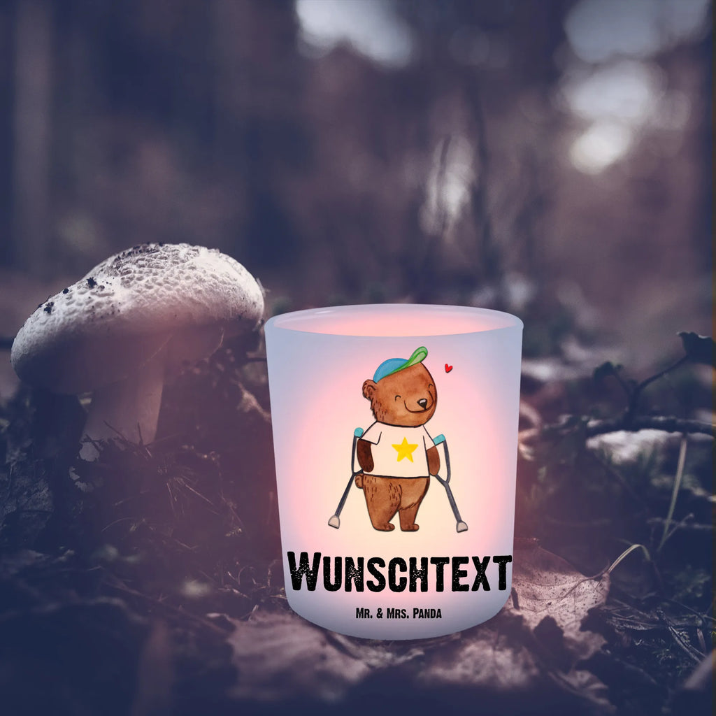 Personalisiertes Windlicht Bär Gehhilfen Teelichthalter mit Namen, Windlicht Für Draußen, Windlicht Kerzenhalter, Windlichter mit Namen, Windlicht Balkon, Windlicht Groß, Windlicht mit Namen, Windlicht Modern, Windlicht Design, Windlicht Terrasse, Windlicht Garten mit Namen, Windlicht Vintage mit Namen, Windlicht Geschenk, Teelichthalter mit Wunschtext, Windlicht Glas mit Wunschtext, Windlicht Klein, Windlicht Laterne, Windlicht Skandinavisch, Windlicht Draußen selber gestalten, Windlicht Romantisch, Windlicht Boho, Teelichthalter für draußen selber gestalten, Windlicht Nachhaltig, Windlicht Wohnzimmer, Windlicht Outdoor, Windlicht Handgemacht, Windlicht Dekoration mit Namen, Teelichthalter Outdoor mit Namen, Teelicht Glas mit Namen, Gehhilfe, Bär, Krücken