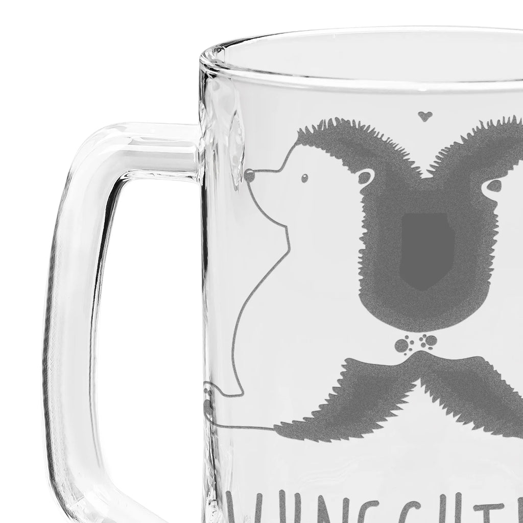 Personalisierter Gravur Bierkrug Igel händchenhaltend Keramikkrug Mit Wunschname, Bierseidel Mit Wunschname, Bierkrug Mit Namensgravur, Geburtstagskrug Mit Name, Jubiläums-Krug Mit Namen, Traditioneller Bierkrug Mit Wunschname, Edelstahlkrug Mit Name, Glaskrug Mit Namensgravur, Rustikaler Bierkrug Mit Namen, Bayerischer Bierkrug Mit Namensgravur, Bierkrug Geschenk Mit Namensgravur, Maßkrug Mit Namensdruck, Personalisierter Bierkrug Mit Namen, Vatertagskrug Mit Wunschname, Sammlerkrug Mit Namensgravur, Kellnerkrug Mit Wunschname, Gravierbarer Maßkrug Mit Namen, Bierhumpen Mit Namensdruck, Tonkrug Mit Namensdruck, Hochzeitskrug Mit Namensgravur, Brauerei-Krug Mit Wunschname, Porzellankrug Mit Wunschname, Steinzeugkrug Mit Namensgravur, Zinnkrug Mit Namensgravur, Oktoberfestkrug Mit Name, Liebe, Partner, Freund, Freundin, Ehemann, Ehefrau, Heiraten, Verlobung, Heiratsantrag, Liebesgeschenk, Jahrestag, Hocheitstag, Hand in Hand, Liebesbeweis, Igel, große Liebe, Love, Igelliebe, Gemeinsamkeit, Lieblingsmensch, Geschenk für zwei, Liebesbotschaft, Hochzeit