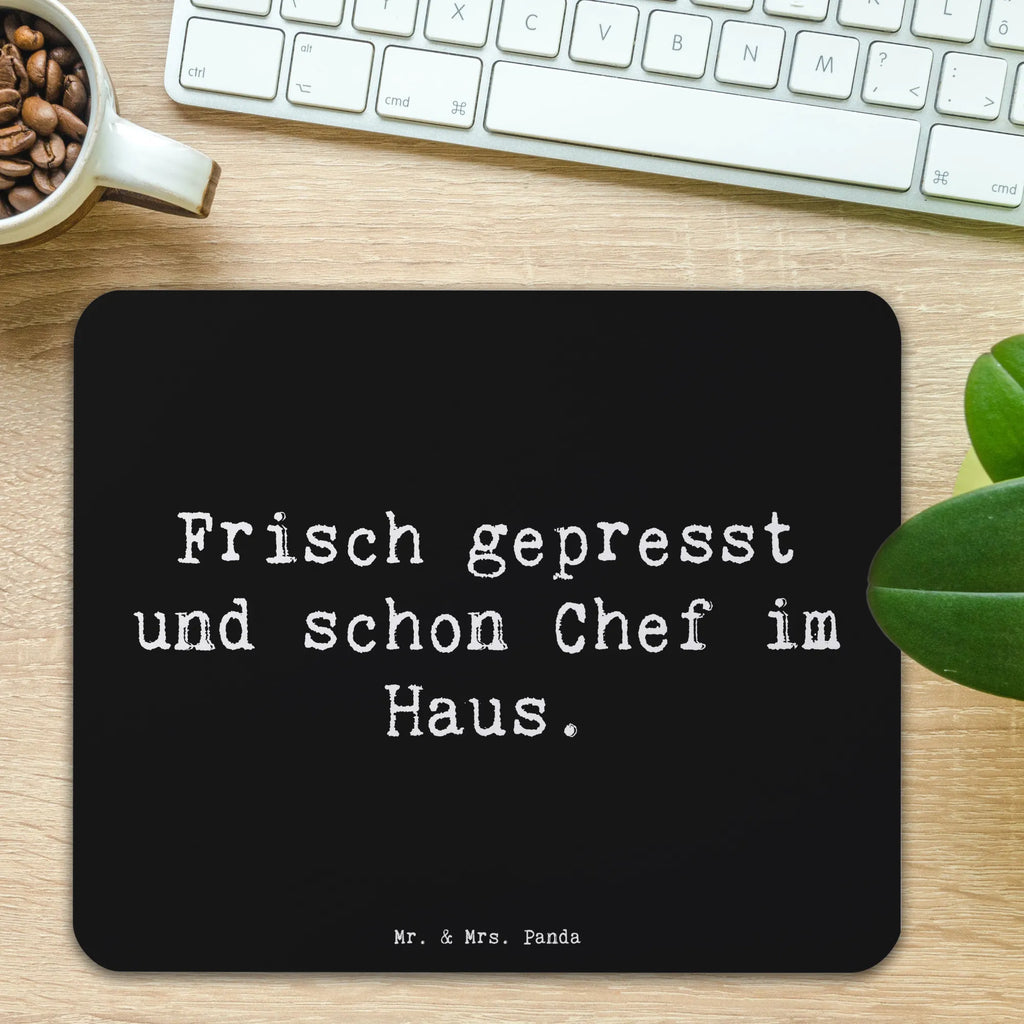 Mouse mat Saying Frisch gepresst und schon Chef im Haus. Mousepad, Computer zubehör, Büroausstattung, PC Zubehör, Arbeitszimmer, Mauspad, Einzigartiges Mauspad, Designer Mauspad, Mausunterlage, Mauspad Büro, Familie, Vatertag, Muttertag, Bruder, Schwester, Mama, Papa, Oma, Opa