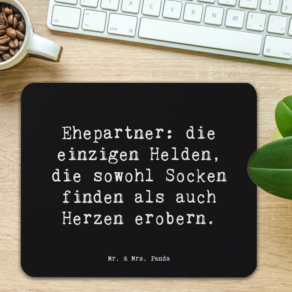 Mouse mat Saying Ehepartner: die einzigen Helden, die sowohl Socken finden als auch Herzen erobern. Mousepad, Computer zubehör, Büroausstattung, PC Zubehör, Arbeitszimmer, Mauspad, Einzigartiges Mauspad, Designer Mauspad, Mausunterlage, Mauspad Büro, Familie, Vatertag, Muttertag, Bruder, Schwester, Mama, Papa, Oma, Opa