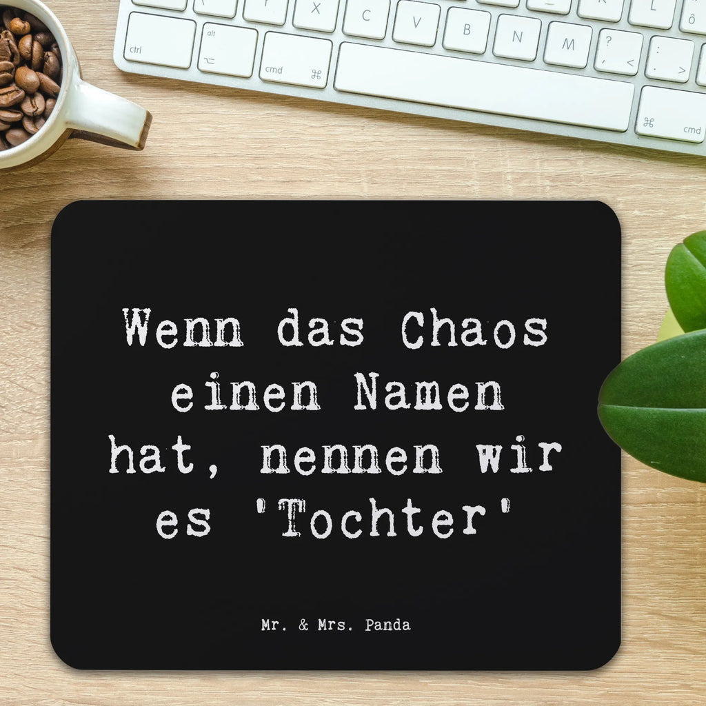 Mouse mat Saying Wenn das Chaos einen Namen hat, nennen wir es 'Tochter' Mousepad, Computer zubehör, Büroausstattung, PC Zubehör, Arbeitszimmer, Mauspad, Einzigartiges Mauspad, Designer Mauspad, Mausunterlage, Mauspad Büro, Familie, Vatertag, Muttertag, Bruder, Schwester, Mama, Papa, Oma, Opa