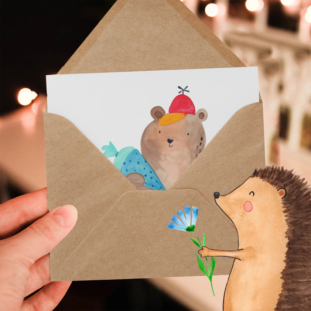 Deluxe Karte Bär Schultüte Hochwertige Klappkarte, Karte, Geburtstagskarte, Einladungskarte, Klappkarte, Glückwunschkarte, Hochzeitskarte, Grußkarte, Hochwertige Grußkarte, Bär, Teddy, Teddybär, Bär Motiv, Einschulung Geschenk, Erster Schultag Geschenk, Grundschule, Schule Geschenk, Schulanfang, Schultüte, Schulbeginn