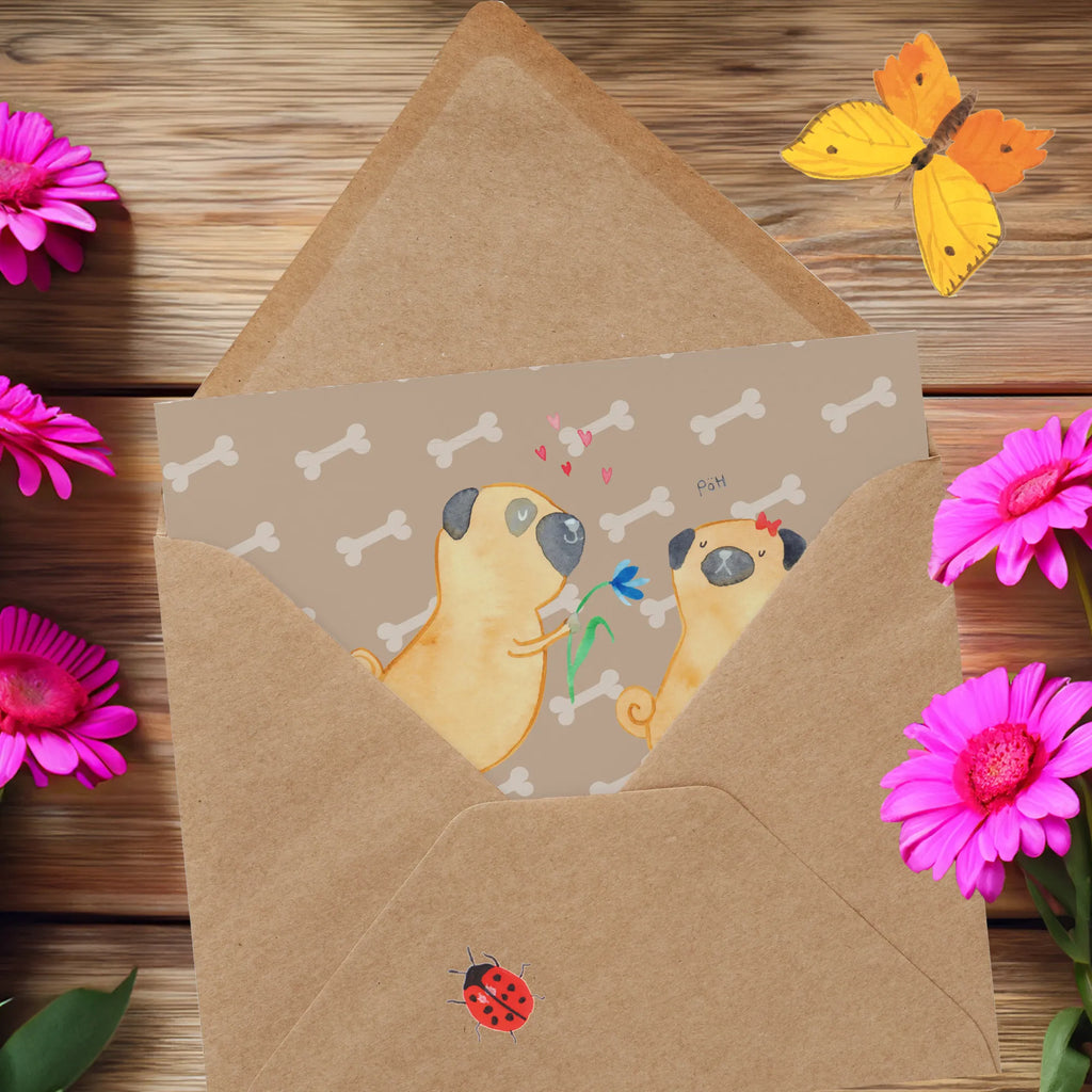 Deluxe Karte Mops Verliebt Grußkarte, Hochwertige Grußkarte, Einladungskarte, Karte, Hochzeitskarte, Klappkarte, Geburtstagskarte, Hochwertige Klappkarte, Glückwunschkarte, Hund, Hundemotiv, Haustier, Hunderasse, Tierliebhaber, Hundebesitzer, Sprüche, Geschenk Freund, Möpse, Liebe, Mops, verliebt, Liebesspruch. Verlobt, Partner, Hundeliebe