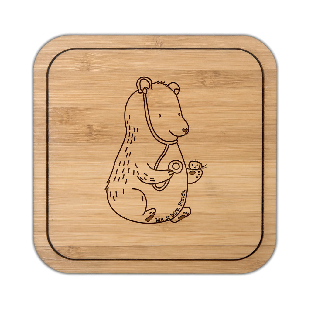 Untersetzer quadratisch Bär Arzt Untersetzer Quadratisch, Untersetzer Aus Kork, Glasuntersetzer, Umweltfreundlicher Untersetzer, Bierdeckel, Klassischer Getränkeuntersetzer, Nachhaltiger Untersetzer, Rutschfester Untersetzer, Tischschoner, Tassenuntersetzer, Bambusuntersetzer Quadratisch, Untersetzer 4er Set, Design Untersetzer, Hitzebeständiger Untersetzer, Filzuntersetzer Quadratisch, nachhhaltig Unterstzer, Getränkeunterlage, Unterlage Für Gläser, Schieferuntersetzer Quadratisch, Untersetzer Für Wohnzimmer, Kratzschutz Für Tisch, Untersetzer Aus Holz Quadratisch, Untersetzer Für Esstisch, Untersetzer 6er Set, Untersetzer Für Küche, Unterlage Für Tassen, Dekorativer Untersetzer Quadratisch, Quadratischer Untersetzer, Moderner Tischuntersetzer, Untersetzer Aus Filz, Holzuntersetzer Quadratisch, Coaster Quadratisch, Becheruntersetzer, Robuster Untersetzer, Glasunterlage, Gläser Schutz, Getränkeuntersetzer, Tassenunterlage, Unterlage Für Becher, Handgemachter Untersetzer, Tassen Schutz, Tischuntersetzer Quadratisch, Korkuntersetzer Quadratisch, Untersetzer Geschenk, Untersetzer Büro, Keramikuntersetzer, Bär, Teddy, Teddybär, Ärztin, Professorin, Arzt, Professor, Doktorin, Doktor