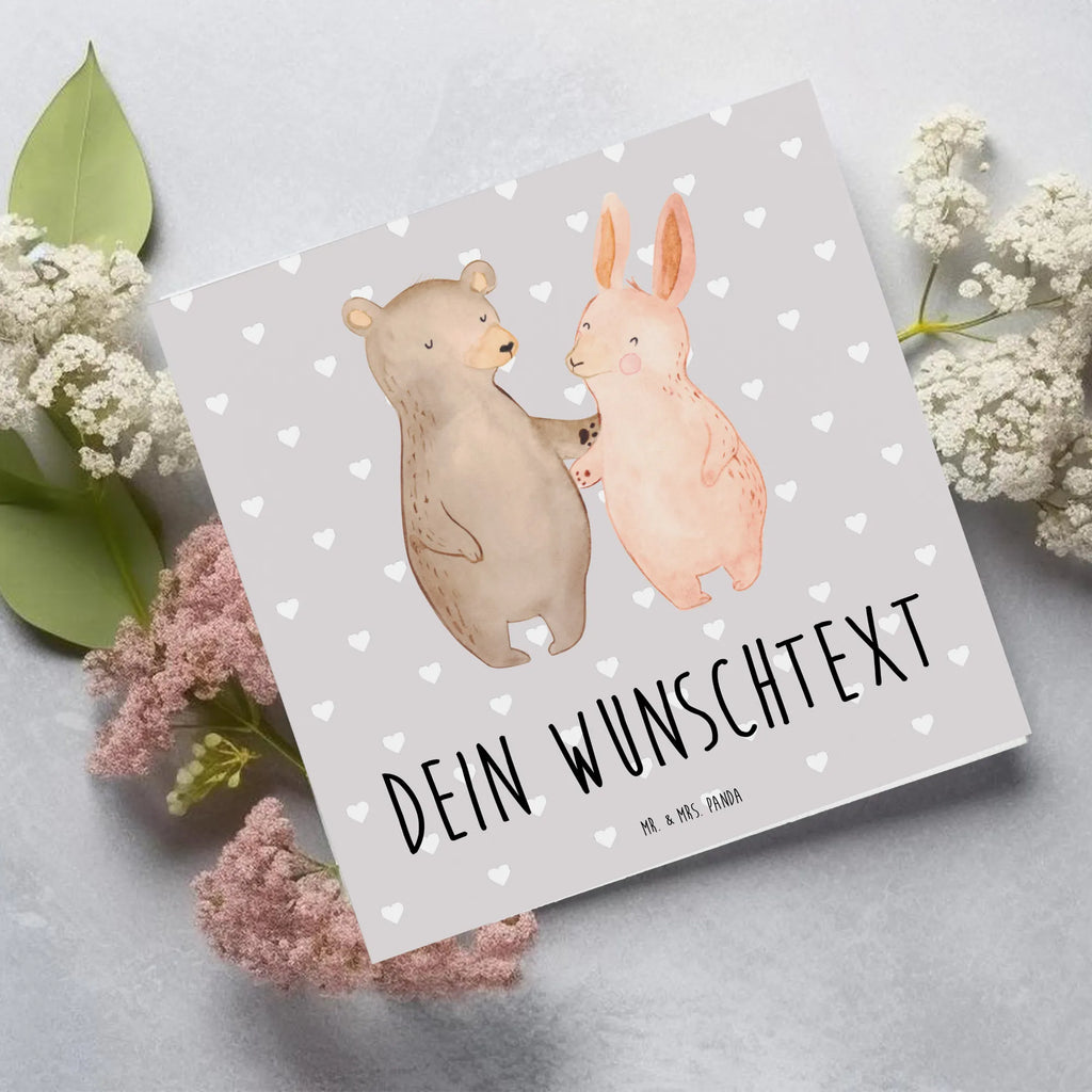 Personalisierte Deluxe Karte Bär und Hase Umarmen Personalisierte Karte, Personalisierte Glückwunschkarte, Grußkarte mit Namen, Personalisierte Hochzeitskarte, Personalisierte Einladungskarte, Grußkarten personalisiert, Grußkarte mit persönlichen Nachrichten, Personalisiertere Klappkarte, Personalisierte Geburtstagskarte, Personalisierte Grußkarte, Grußkarte als Geldgeschenk, Grußkarte selbst gestalten, Grußkarte selber drucken, Liebe, Partner, Freund, Freundin, Ehemann, Ehefrau, Heiraten, Verlobung, Heiratsantrag, Liebesgeschenk, Jahrestag, Hocheitstag, Hase, bester Freund, Freunde, Bärchen, best friends, Bär