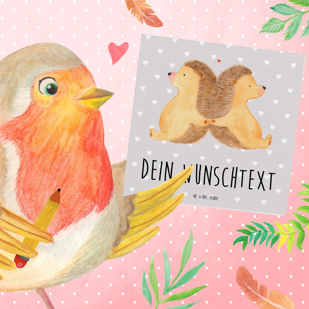 Personalisierte Deluxe Karte Igel händchenhaltend Personalisierte Glückwunschkarte, Grußkarte mit Namen, Personalisierte Grußkarte, Grußkarte mit persönlichen Nachrichten, Personalisierte Einladungskarte, Personalisierte Geburtstagskarte, Grußkarte selbst gestalten, Grußkarte als Geldgeschenk, Grußkarte selber drucken, Personalisierte Karte, Personalisiertere Klappkarte, Personalisierte Hochzeitskarte, Grußkarten personalisiert, Liebe, Partner, Freund, Freundin, Ehemann, Ehefrau, Heiraten, Verlobung, Heiratsantrag, Liebesgeschenk, Jahrestag, Hocheitstag, Gemeinsamkeit, große Liebe, Love, Igel, Liebesbeweis, Lieblingsmensch, Igelliebe, Hochzeit, Hand in Hand, Liebesbotschaft, Geschenk für zwei