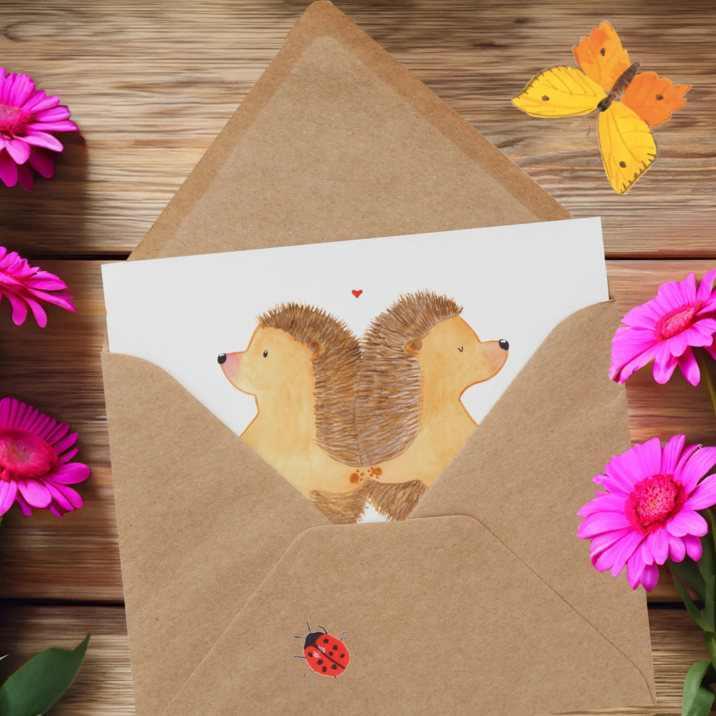 Personalisierte Deluxe Karte Igel händchenhaltend Personalisierte Glückwunschkarte, Grußkarte mit Namen, Personalisierte Grußkarte, Grußkarte mit persönlichen Nachrichten, Personalisierte Einladungskarte, Personalisierte Geburtstagskarte, Grußkarte selbst gestalten, Grußkarte als Geldgeschenk, Grußkarte selber drucken, Personalisierte Karte, Personalisiertere Klappkarte, Personalisierte Hochzeitskarte, Grußkarten personalisiert, Liebe, Partner, Freund, Freundin, Ehemann, Ehefrau, Heiraten, Verlobung, Heiratsantrag, Liebesgeschenk, Jahrestag, Hocheitstag, Gemeinsamkeit, große Liebe, Love, Igel, Liebesbeweis, Lieblingsmensch, Igelliebe, Hochzeit, Hand in Hand, Liebesbotschaft, Geschenk für zwei