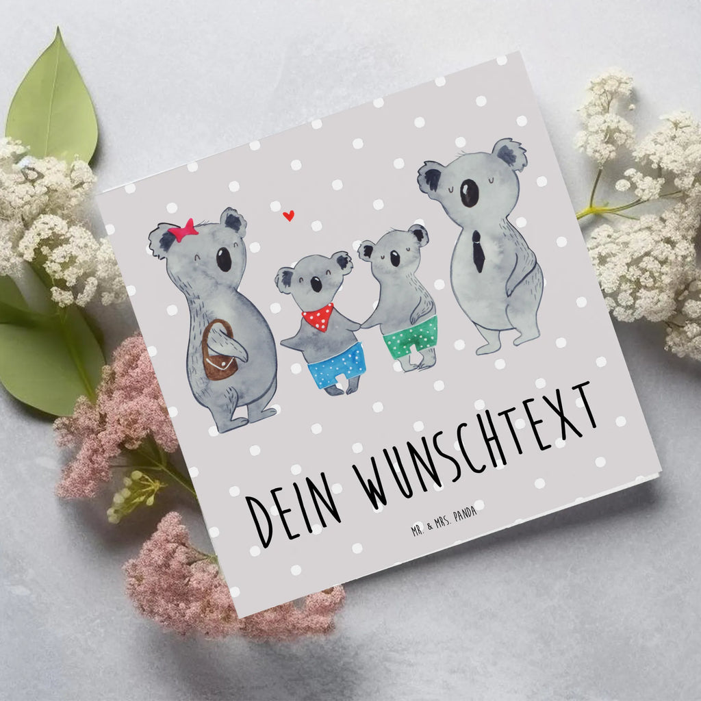 Personalisierte Deluxe Karte Koala Familie zwei Grußkarte als Geldgeschenk, Personalisierte Geburtstagskarte, Personalisierte Glückwunschkarte, Personalisierte Hochzeitskarte, Grußkarte mit persönlichen Nachrichten, Grußkarte selbst gestalten, Grußkarten personalisiert, Personalisierte Einladungskarte, Personalisiertere Klappkarte, Grußkarte mit Namen, Personalisierte Karte, Personalisierte Grußkarte, Grußkarte selber drucken, Familie, Vatertag, Muttertag, Bruder, Schwester, Mama, Papa, Oma, Opa, Koalabär, Lieblingsfamilie, Koalafamilie, Familienleben, beste Familie, Koala, Familienzeit