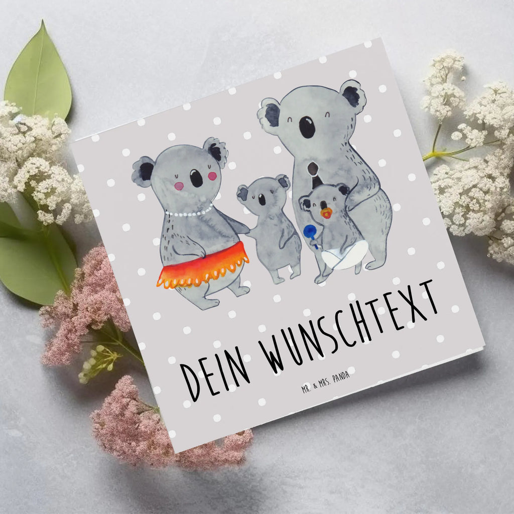 Personalized Deluxe Card Koala Family Personalisierte Karte, Personalisierte Geburtstagskarte, Grußkarte selber drucken, Grußkarte selbst gestalten, Personalisierte Grußkarte, Personalisiertere Klappkarte, Grußkarten personalisiert, Grußkarte als Geldgeschenk, Grußkarte mit Namen, Personalisierte Glückwunschkarte, Personalisierte Einladungskarte, Personalisierte Hochzeitskarte, Grußkarte mit persönlichen Nachrichten, Familie, Vatertag, Muttertag, Bruder, Schwester, Mama, Papa, Oma, Opa, Koala, Familienleben, Family, Geschwister, Koalas, Kinder