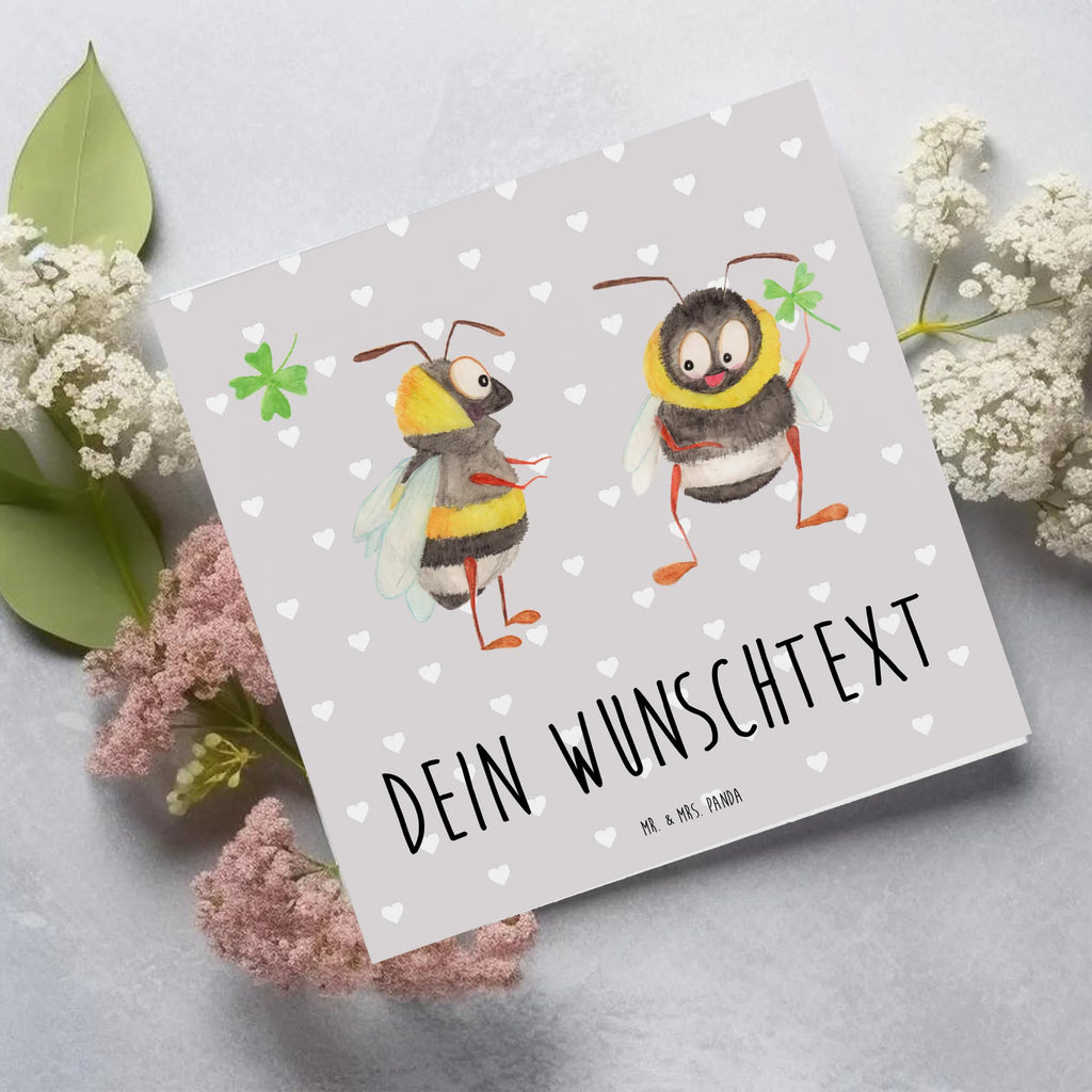 Personalisierte Deluxe Karte Bienen Paar Personalisierte Geburtstagskarte, Grußkarten personalisiert, Grußkarte selber drucken, Personalisierte Hochzeitskarte, Grußkarte als Geldgeschenk, Grußkarte mit Namen, Personalisiertere Klappkarte, Personalisierte Einladungskarte, Personalisierte Glückwunschkarte, Personalisierte Grußkarte, Grußkarte mit persönlichen Nachrichten, Grußkarte selbst gestalten, Personalisierte Karte, Liebe, Partner, Freund, Freundin, Ehemann, Ehefrau, Heiraten, Verlobung, Heiratsantrag, Liebesgeschenk, Jahrestag, Hocheitstag, Geschenk für Freundin, Hochzeitstag, verliebte Schildkröten, Mitbringsel, für Ehemann, Geschenk für Partner, Geschenk für Frauen, Valentinstag, für Männer, Liebesbeweis, Schildkröten
