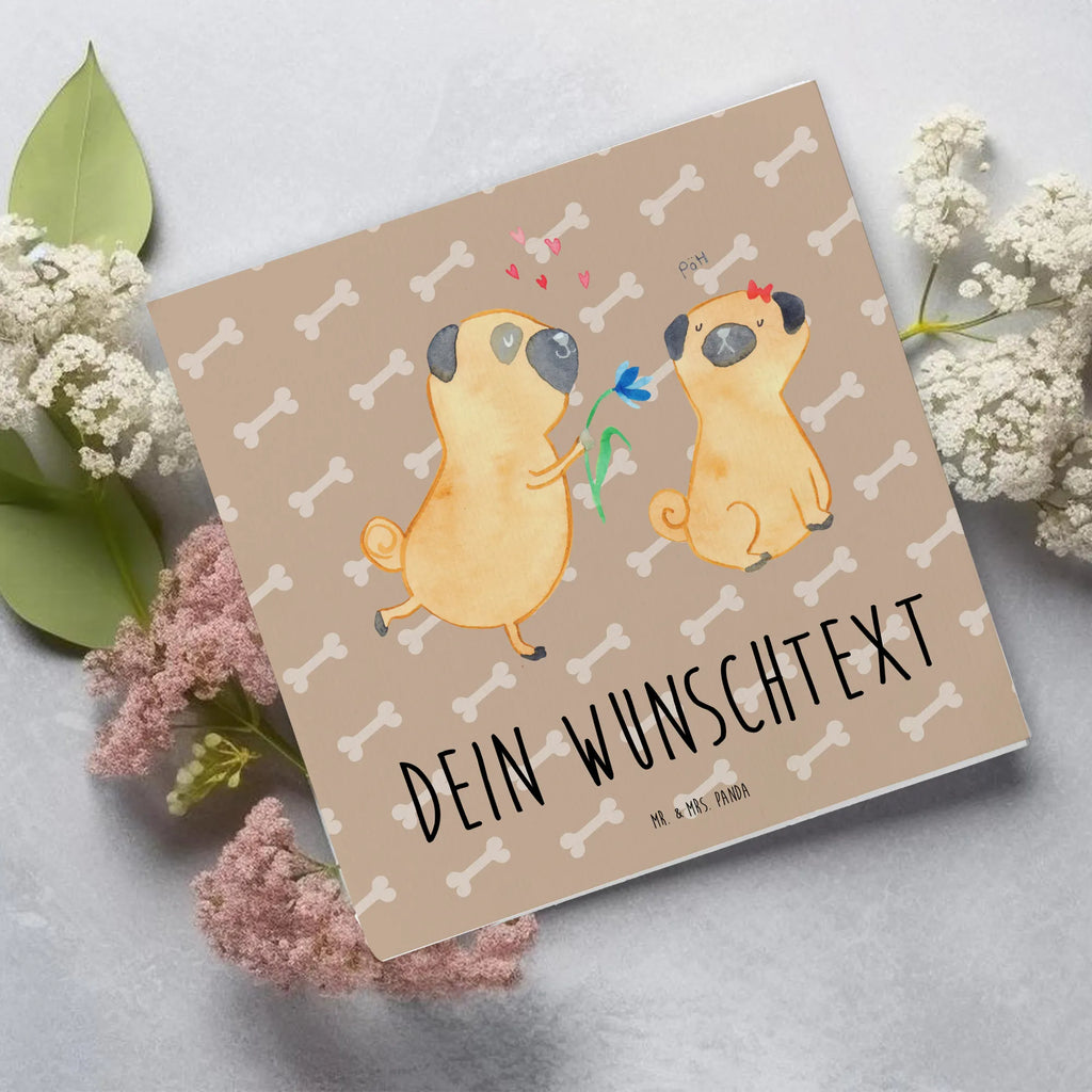Personalisierte Deluxe Karte Mops Verliebt Grußkarte als Geldgeschenk, Grußkarte mit Namen, Personalisierte Geburtstagskarte, Personalisierte Glückwunschkarte, Personalisierte Grußkarte, Grußkarte mit persönlichen Nachrichten, Personalisierte Hochzeitskarte, Grußkarten personalisiert, Grußkarte selber drucken, Personalisierte Karte, Personalisierte Einladungskarte, Personalisiertere Klappkarte, Grußkarte selbst gestalten, Hund, Hundemotiv, Haustier, Hunderasse, Tierliebhaber, Hundebesitzer, Sprüche, Hundeliebe, Liebesspruch. Verlobt, Geschenk Freund, verliebt, Partner, Möpse, Mops, Liebe