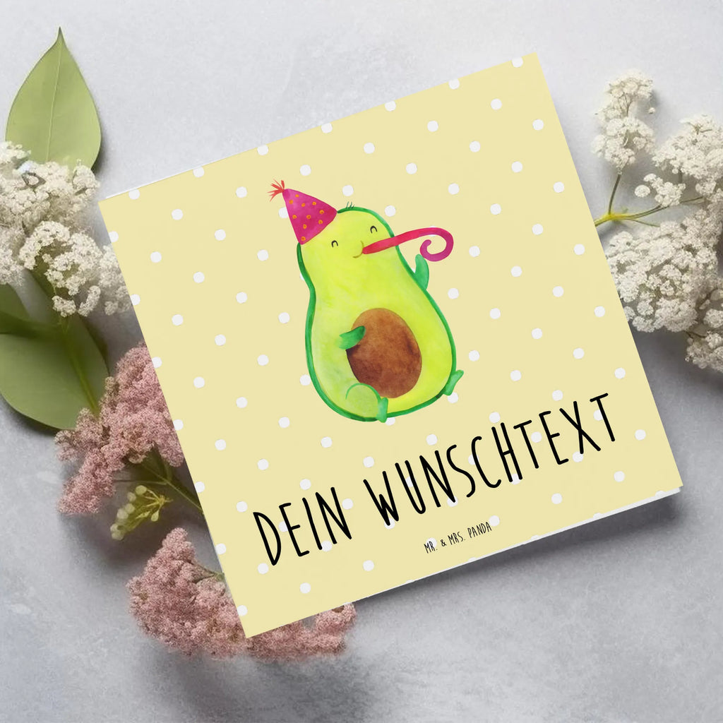 Personalized Deluxe Card avocado Celebration Grußkarte selber drucken, Grußkarte mit persönlichen Nachrichten, Personalisierte Grußkarte, Personalisierte Hochzeitskarte, Personalisierte Einladungskarte, Grußkarte mit Namen, Grußkarten personalisiert, Personalisiertere Klappkarte, Personalisierte Glückwunschkarte, Personalisierte Karte, Grußkarte selbst gestalten, Grußkarte als Geldgeschenk, Personalisierte Geburtstagskarte, Avocado, Veggie, Vegan, Gesund, Gute Laune, Fete, Party, Feierlichkeit, Geburtstag, Tröte, Feier