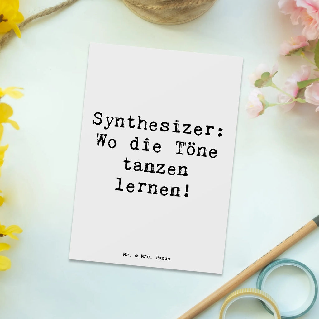 Postcard Saying Synthesizer: Wo die Töne tanzen lernen! Postkarte, Karte, Geschenkkarte, Grußkarte, Einladung, Ansichtskarte, Geburtstagskarte, Einladungskarte, Dankeskarte, Ansichtskarten, Einladung Geburtstag, Einladungskarten Geburtstag, Instrumente, Geschenke Musiker, Musikliebhaber