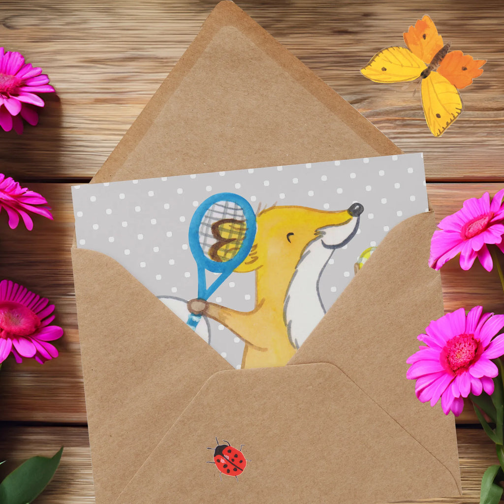 Deluxe Card Fox play tennis Hochwertige Klappkarte, Glückwunschkarte, Karte, Geburtstagskarte, Hochwertige Grußkarte, Klappkarte, Einladungskarte, Hochzeitskarte, Grußkarte, Geschenk, Sport, Sportart, Hobby, Schenken, Danke, Dankeschön, Auszeichnung, Gewinn, Sportler, Tennisclub, Tennis Turnier, Tennisverein, Ballsportart, Tennis spielen