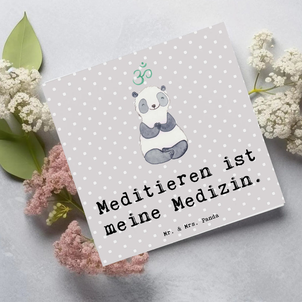 Deluxe Karte Panda Meditieren Hochwertige Klappkarte, Karte, Hochwertige Grußkarte, Hochzeitskarte, Einladungskarte, Grußkarte, Geburtstagskarte, Glückwunschkarte, Klappkarte, Geschenk, Sport, Sportart, Hobby, Schenken, Danke, Dankeschön, Auszeichnung, Gewinn, Sportler, Meditationskurs, Meditation, Meditieren