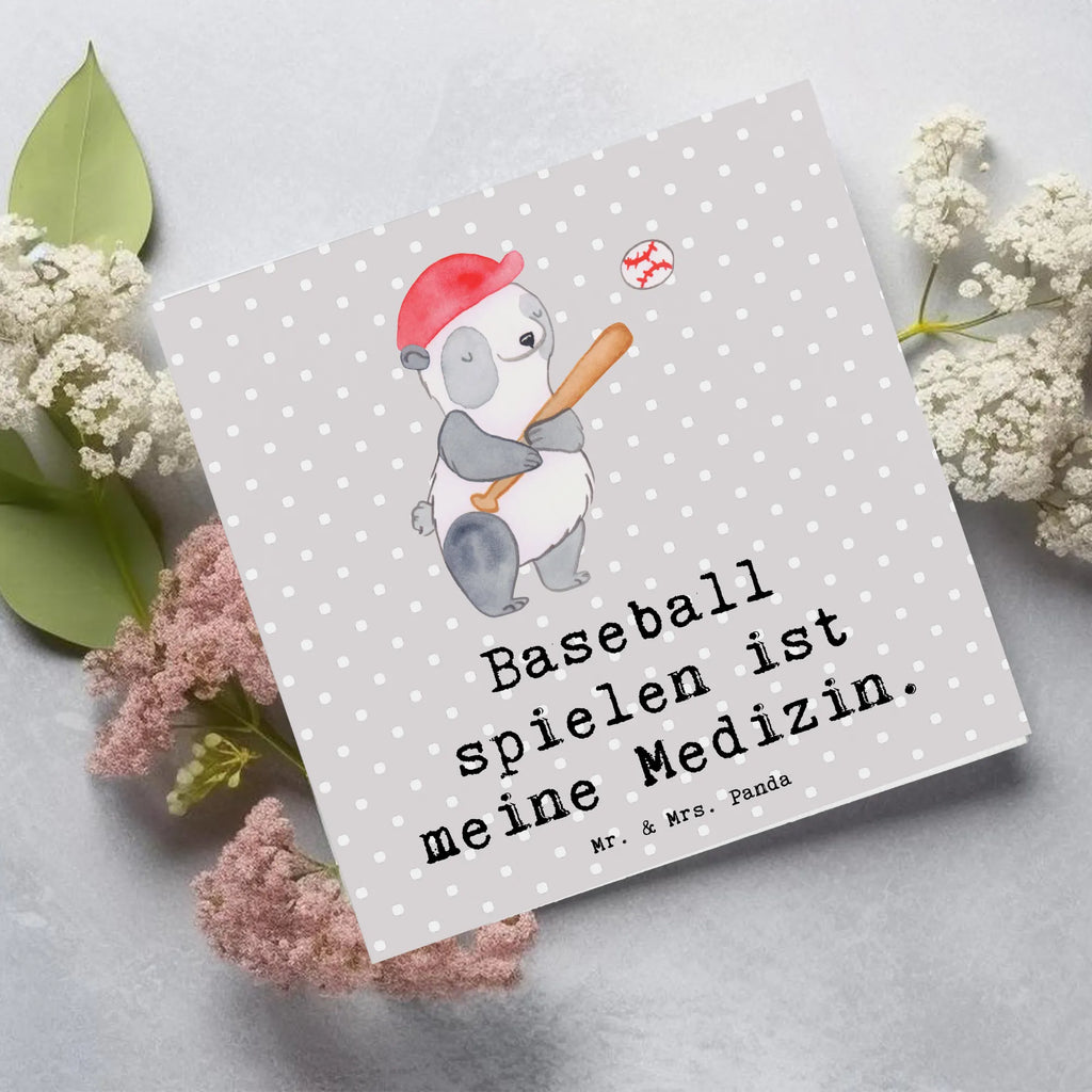 Deluxe Karte Panda Baseball spielen Hochwertige Grußkarte, Hochwertige Klappkarte, Klappkarte, Glückwunschkarte, Karte, Grußkarte, Geburtstagskarte, Hochzeitskarte, Einladungskarte, Geschenk, Sport, Sportart, Hobby, Schenken, Danke, Dankeschön, Auszeichnung, Gewinn, Sportler, Baseballverein, Baseball Match, Baseball spielen, Baseballplatz, Ballsport, Baseball Spielen