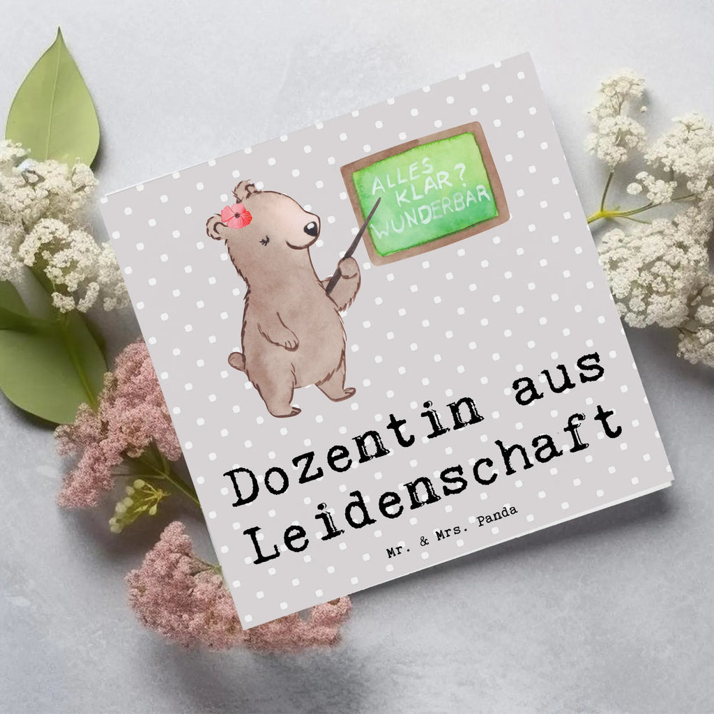 Deluxe Karte Dozentin Leidenschaft Hochwertige Grußkarte, Geburtstagskarte, Hochwertige Klappkarte, Einladungskarte, Glückwunschkarte, Karte, Klappkarte, Grußkarte, Hochzeitskarte, Beruf, Ausbildung, Jubiläum, Abschied, Rente, Kollege, Kollegin, Geschenk, Schenken, Arbeitskollege, Mitarbeiter, Firma, Danke, Dankeschön, Vorlesung, Unterricht, Universität, Dozentin, Akademikerin, Professorin, Tutorin, Uni