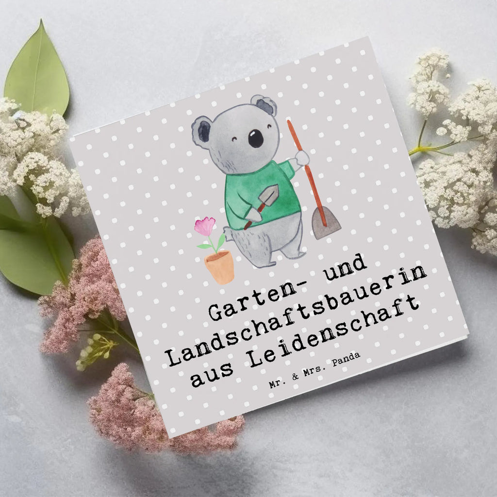 Deluxe Karte Garten- und Landschaftsbauerin Leidenschaft Hochzeitskarte, Hochwertige Klappkarte, Geburtstagskarte, Klappkarte, Einladungskarte, Karte, Grußkarte, Glückwunschkarte, Hochwertige Grußkarte, Beruf, Ausbildung, Jubiläum, Abschied, Rente, Kollege, Kollegin, Geschenk, Schenken, Arbeitskollege, Mitarbeiter, Firma, Danke, Dankeschön, Hobbygärtnerin, Gartenbau, Gärtnerin, Gartenplaner, Gärtnerei, Garten- und Landschaftsbauerin
