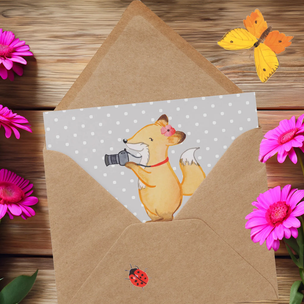 Deluxe Karte Fotografin Herz Klappkarte, Einladungskarte, Hochwertige Grußkarte, Geburtstagskarte, Karte, Hochwertige Klappkarte, Grußkarte, Hochzeitskarte, Glückwunschkarte, Beruf, Ausbildung, Jubiläum, Abschied, Rente, Kollege, Kollegin, Geschenk, Schenken, Arbeitskollege, Mitarbeiter, Firma, Danke, Dankeschön, Fotoreporterin, Fotografie, Hobbyfotografin, Fotografin, Profi Fotografin, Hochzeitsfotografin