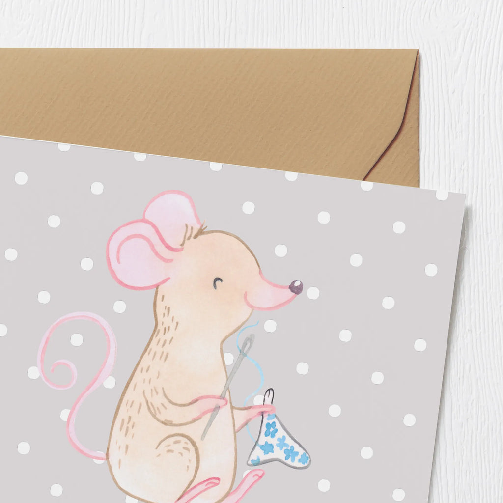 Personalized Deluxe Card Mouse Sew Grußkarte selber drucken, Personalisiertere Klappkarte, Grußkarte selbst gestalten, Grußkarte mit Namen, Grußkarte als Geldgeschenk, Personalisierte Einladungskarte, Personalisierte Geburtstagskarte, Personalisierte Karte, Grußkarten personalisiert, Personalisierte Hochzeitskarte, Grußkarte mit persönlichen Nachrichten, Personalisierte Grußkarte, Personalisierte Glückwunschkarte, Geschenk, Sport, Sportart, Hobby, Schenken, Danke, Dankeschön, Auszeichnung, Gewinn, Sportler, DIY, Nähmaschine, Nähkurs, Nähen, kreatives Hobby