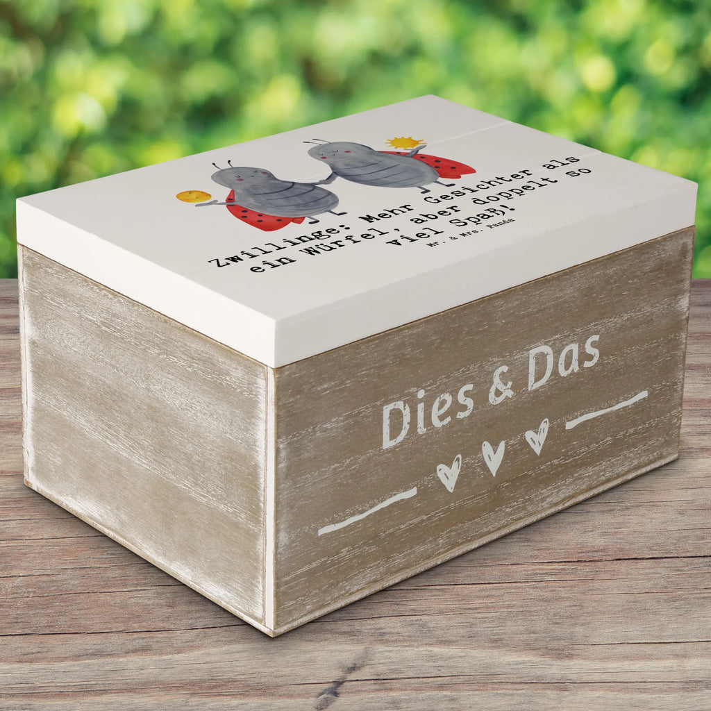 Wooden chest Saying Zwillinge: Mehr Gesichter als ein Würfel, aber doppelt so viel Spaß! Holzkiste, Kiste, Schatzkiste, Truhe, Schatulle, XXL, Erinnerungsbox, Erinnerungskiste, Dekokiste, Aufbewahrungsbox, Geschenkbox, Geschenkdose, Tierkreiszeichen, Sternzeichen, Horoskop, Astrologie, Aszendent