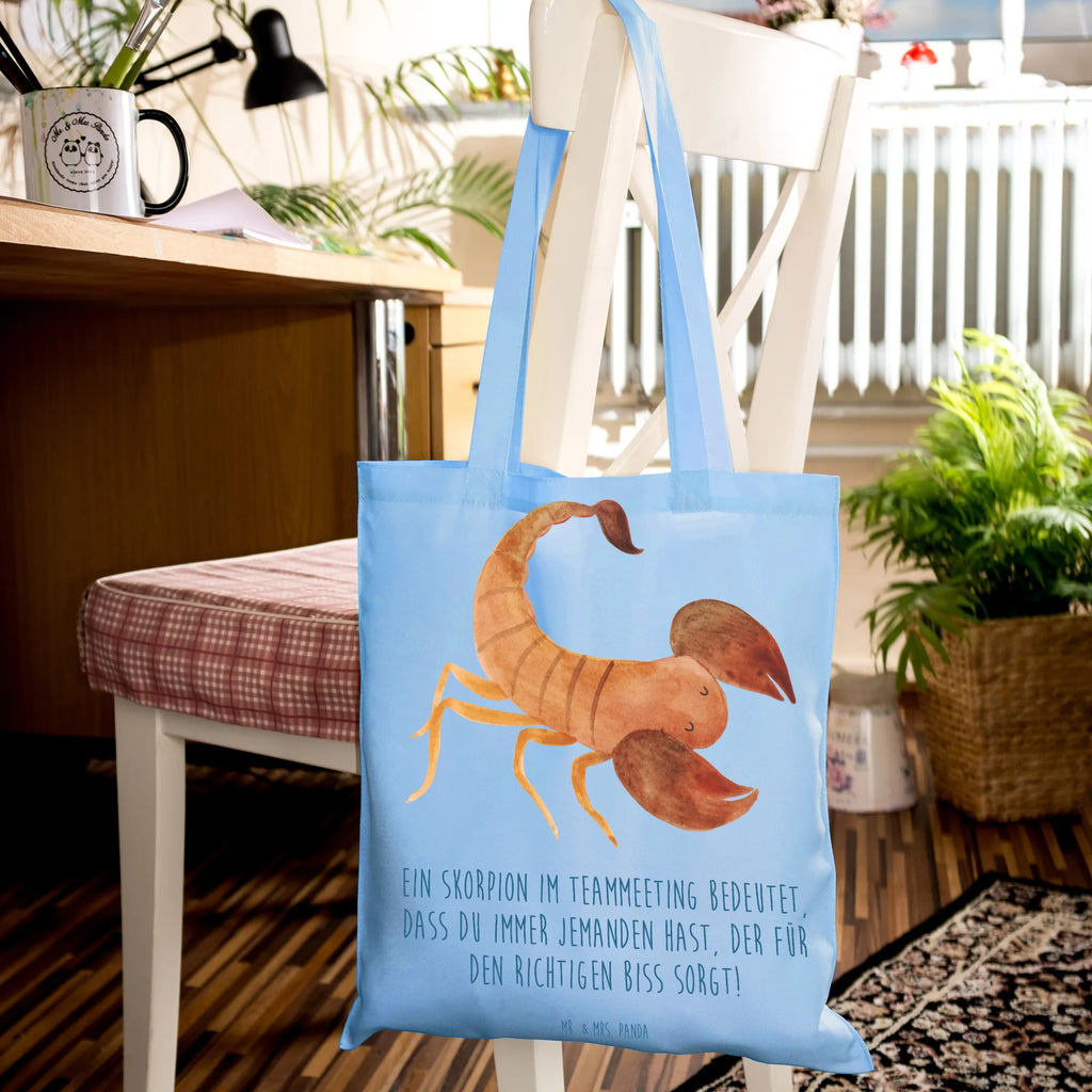 Tote bag Ein Skorpion im Teammeeting bedeutet, dass du immer jemanden hast, der für den richtigen Biss sorgt! Beuteltasche, Shopper, Einkaufstasche, Schultertasche, Strandtasche, Stoffbeutel, Beutel, Jutebeutel, Badetasche, Stofftasche, Jutetasche, Laptoptasche, Tragetasche, Tasche, Einkaufstüte, Umhängetasche, Tierkreiszeichen, Sternzeichen, Horoskop, Astrologie, Aszendent