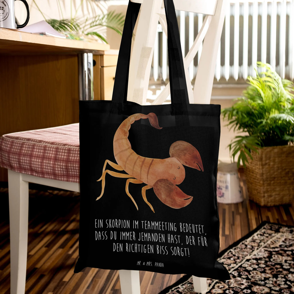 Tote bag Ein Skorpion im Teammeeting bedeutet, dass du immer jemanden hast, der für den richtigen Biss sorgt! Beuteltasche, Shopper, Einkaufstasche, Schultertasche, Strandtasche, Stoffbeutel, Beutel, Jutebeutel, Badetasche, Stofftasche, Jutetasche, Laptoptasche, Tragetasche, Tasche, Einkaufstüte, Umhängetasche, Tierkreiszeichen, Sternzeichen, Horoskop, Astrologie, Aszendent