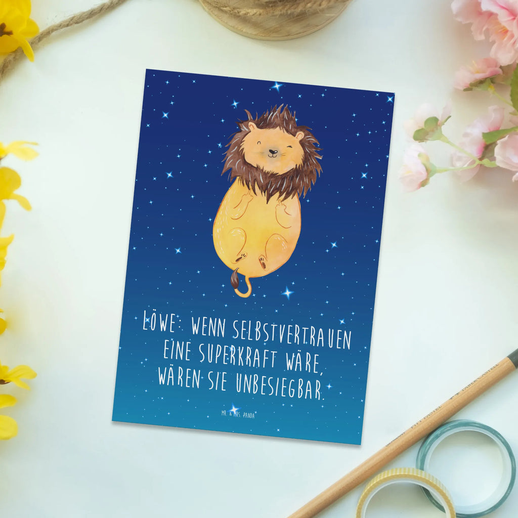 Postcard Löwe: Wenn Selbstvertrauen eine Superkraft wäre, wären sie unbesiegbar. Karte, Grußkarte, Ansichtskarten, Einladung Geburtstag, Einladung, Einladungskarten Geburtstag, Geschenkkarte, Geburtstagskarte, Postkarte, Dankeskarte, Einladungskarte, Ansichtskarte, Tierkreiszeichen, Sternzeichen, Horoskop, Astrologie, Aszendent