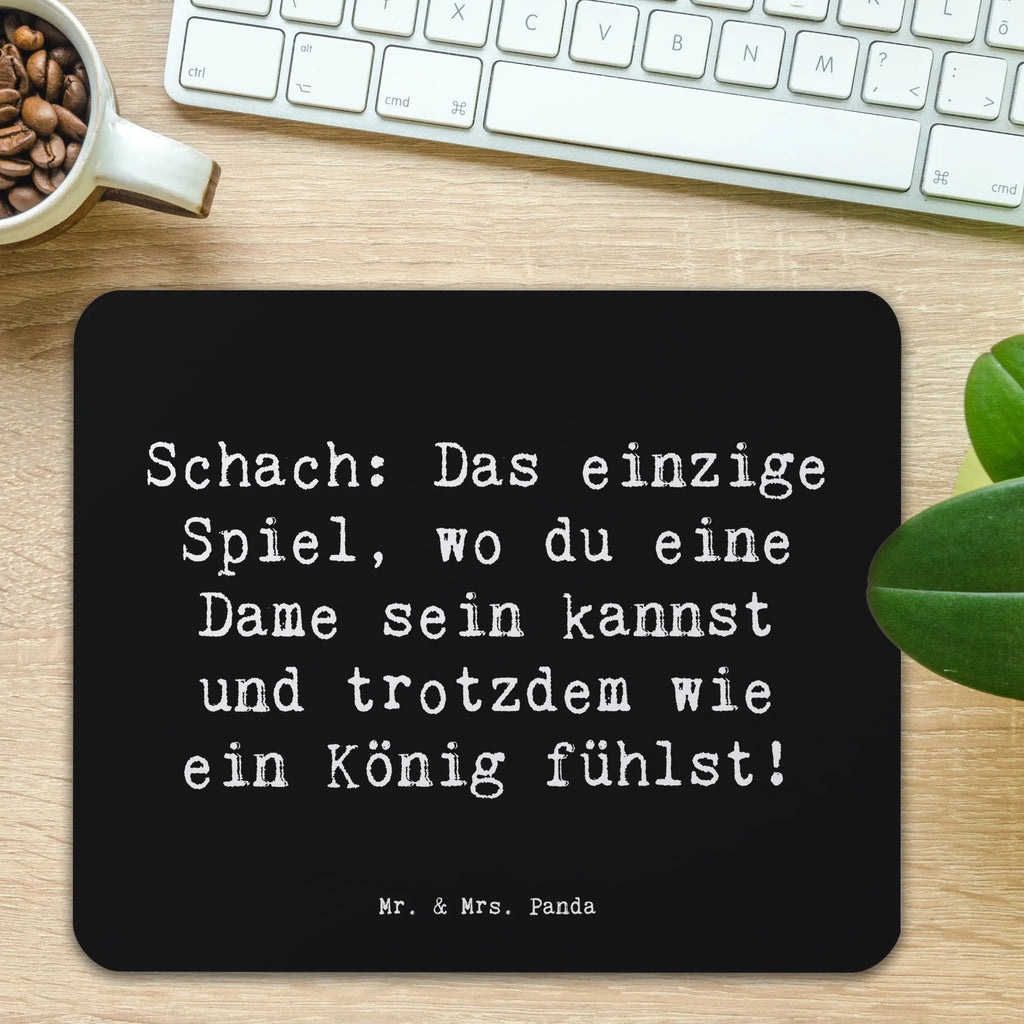 Mouse mat Saying Schach: Das einzige Spiel, wo du eine Dame sein kannst und trotzdem wie ein König fühlst! Mousepad, Büroausstattung, Einzigartiges Mauspad, Designer Mauspad, Mauspad, Mausunterlage, Computer zubehör, Arbeitszimmer, Mauspad Büro, PC Zubehör, Geschenk, Sport, Sportart, Hobby, Schenken, Danke, Dankeschön, Auszeichnung, Gewinn, Sportler
