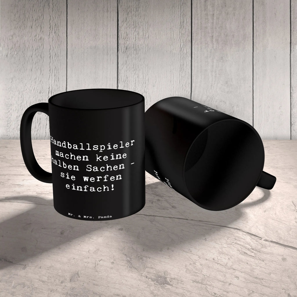 Mug Saying Handballspieler machen keine halben Sachen - sie werfen einfach! Tasse mit Motiven, Tasse mit Zitaten, Keramiktasse, Geschenktasse, Bürotasse, Kaffeetasse, Teetasse, Tasse, Porzellantasse, Geschenk, Sport, Sportart, Hobby, Schenken, Danke, Dankeschön, Auszeichnung, Gewinn, Sportler