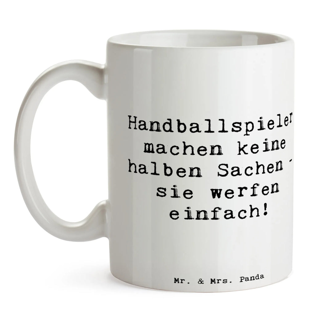 Mug Saying Handballspieler machen keine halben Sachen - sie werfen einfach! Tasse mit Motiven, Tasse mit Zitaten, Keramiktasse, Geschenktasse, Bürotasse, Kaffeetasse, Teetasse, Tasse, Porzellantasse, Geschenk, Sport, Sportart, Hobby, Schenken, Danke, Dankeschön, Auszeichnung, Gewinn, Sportler