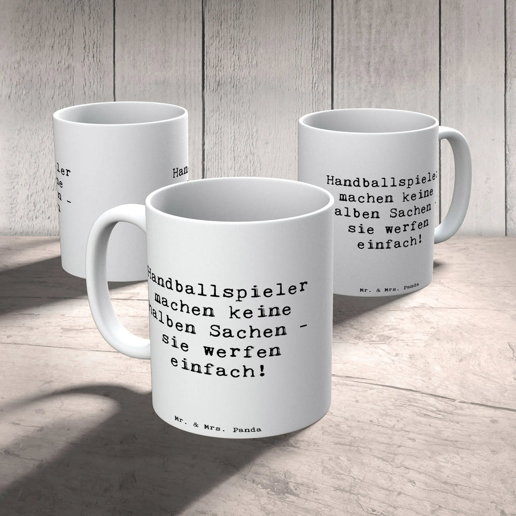 Mug Saying Handballspieler machen keine halben Sachen - sie werfen einfach! Tasse mit Motiven, Tasse mit Zitaten, Keramiktasse, Geschenktasse, Bürotasse, Kaffeetasse, Teetasse, Tasse, Porzellantasse, Geschenk, Sport, Sportart, Hobby, Schenken, Danke, Dankeschön, Auszeichnung, Gewinn, Sportler