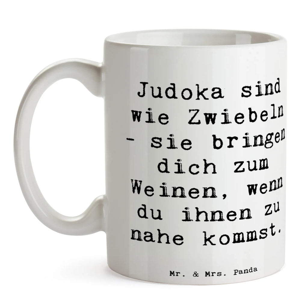 Mug Saying Judoka sind wie Zwiebeln - sie bringen dich zum Weinen, wenn du ihnen zu nahe kommst. Teetasse, Porzellantasse, Tasse mit Motiven, Geschenktasse, Tasse, Bürotasse, Keramiktasse, Tasse mit Zitaten, Kaffeetasse, Geschenk, Sport, Sportart, Hobby, Schenken, Danke, Dankeschön, Auszeichnung, Gewinn, Sportler